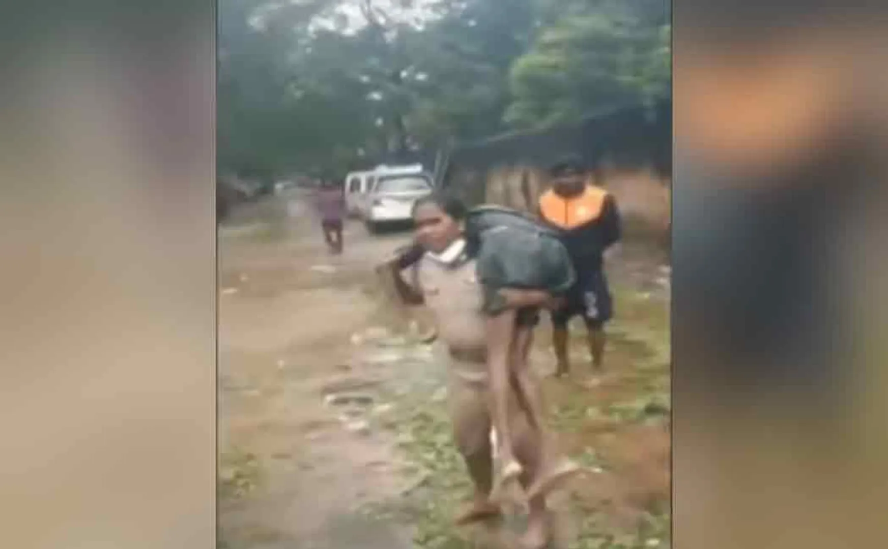 Fainted employee .. female inspector who ran carrying on the shoulder!