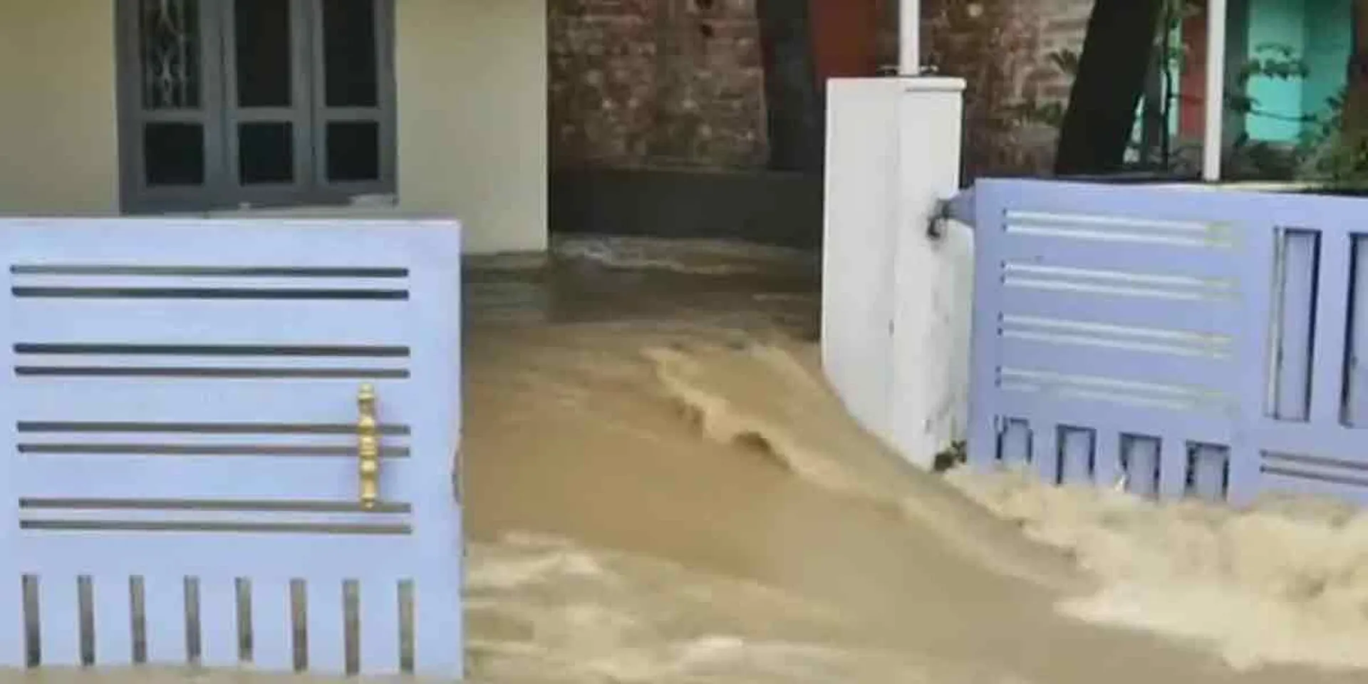 Kumari staggering in the flood ... 2 National Rescue Troops Quick!
