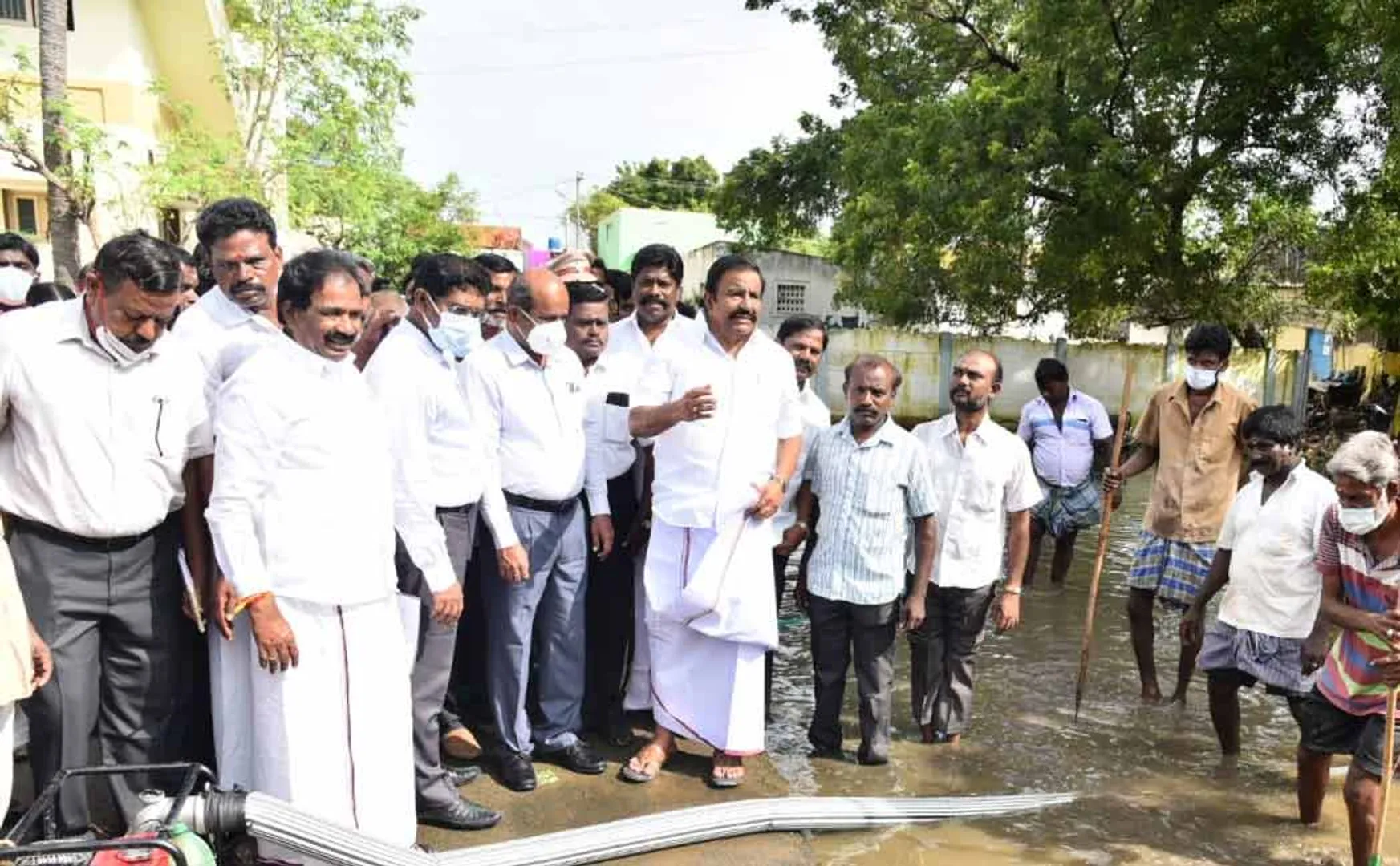 Rain damage; Minister Nehru inspects Trichy!