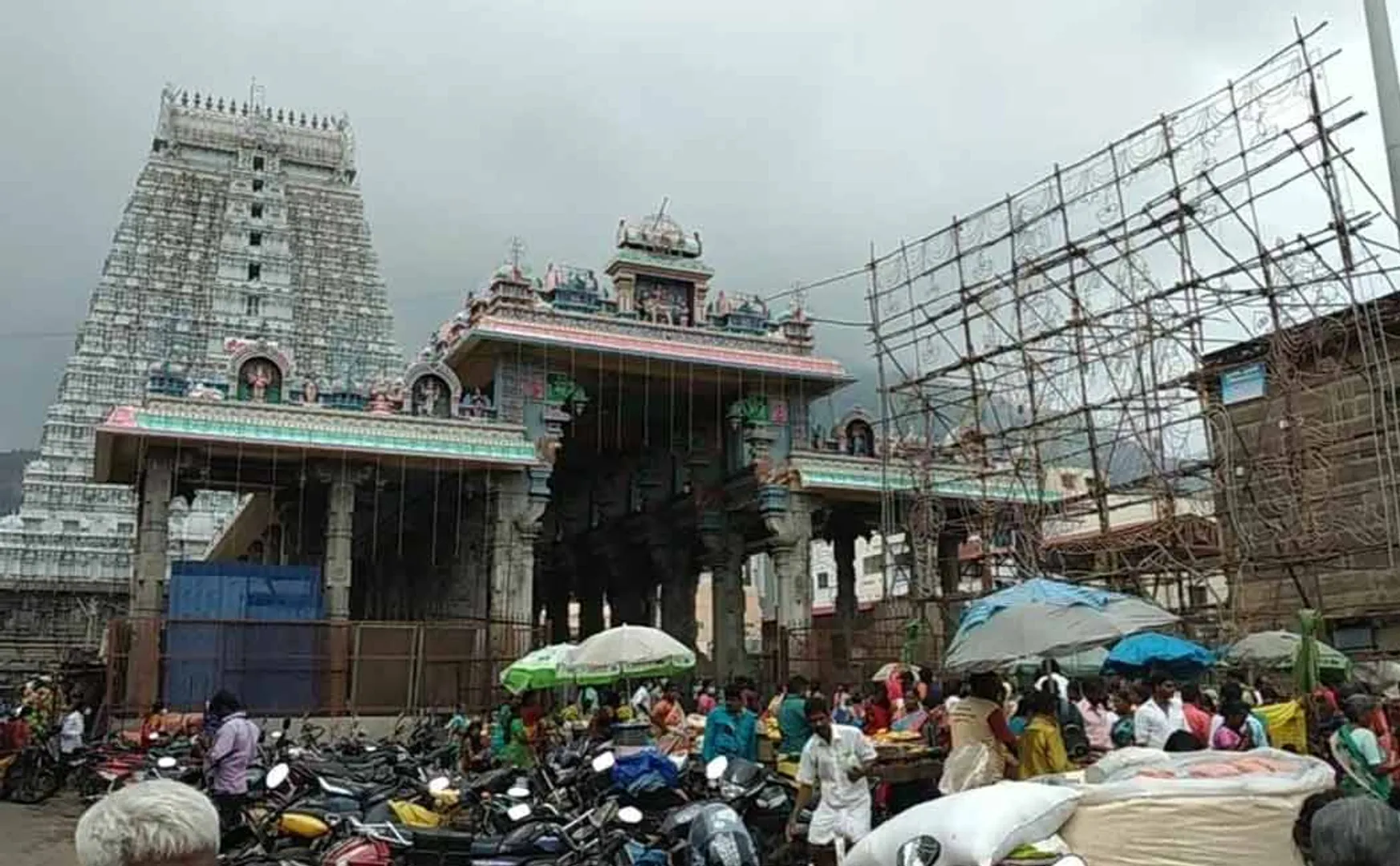 The great chariot that did not run in the corridor; Small chariots roaming around the temple area ..!