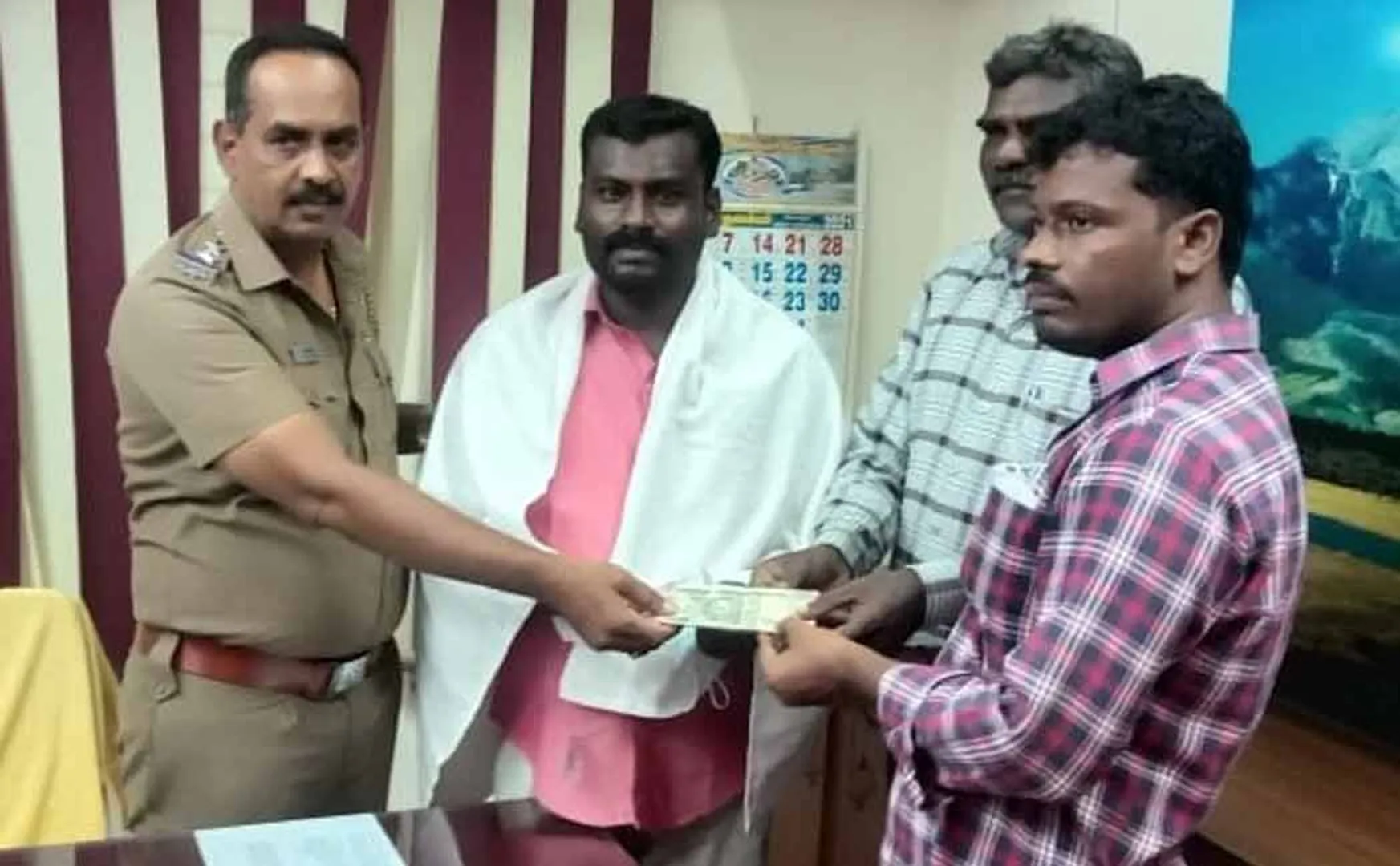One lakh lying below ..! Mechanic handed over at the police station!
