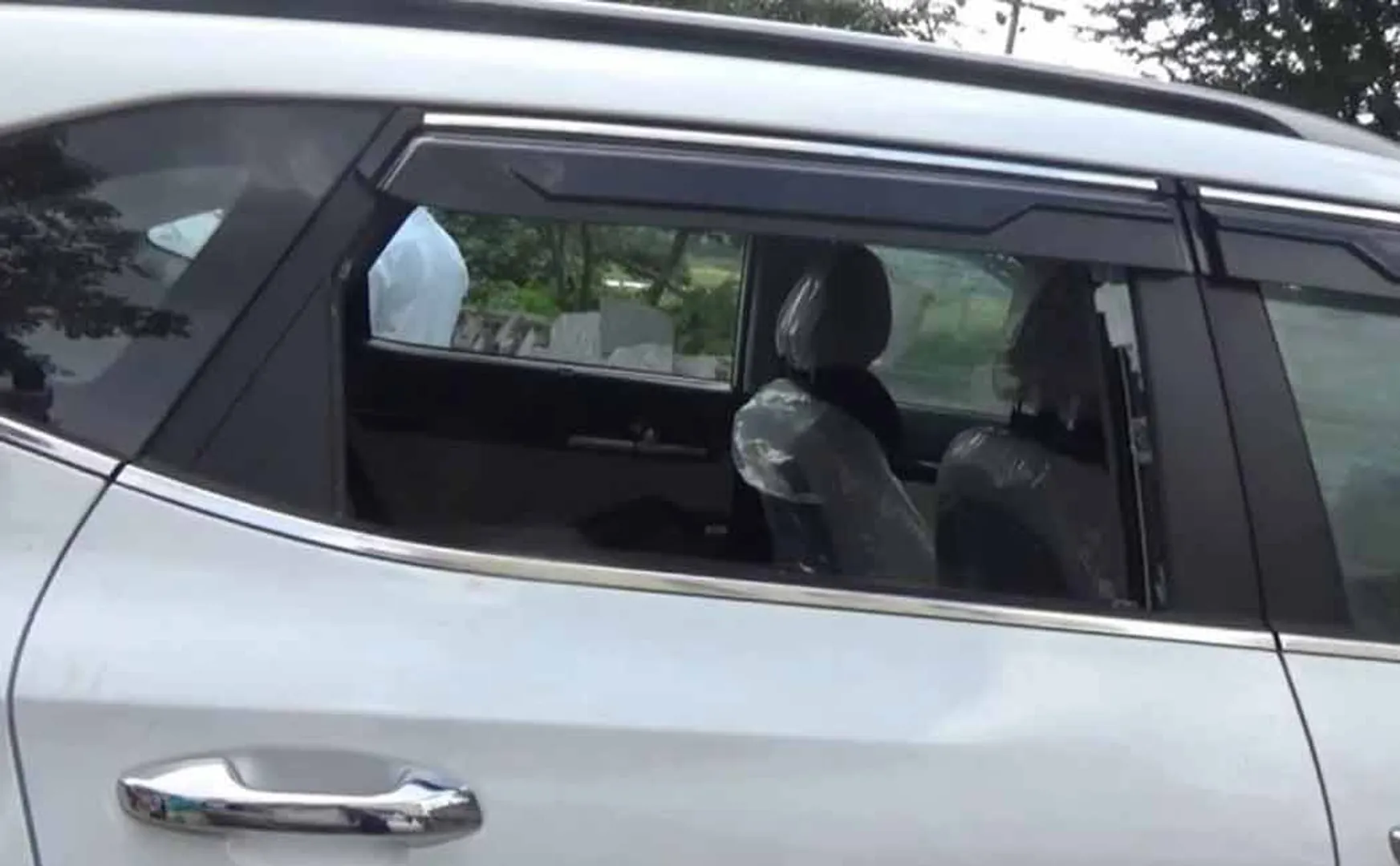 Robbery in a car parked outside the restaurant!