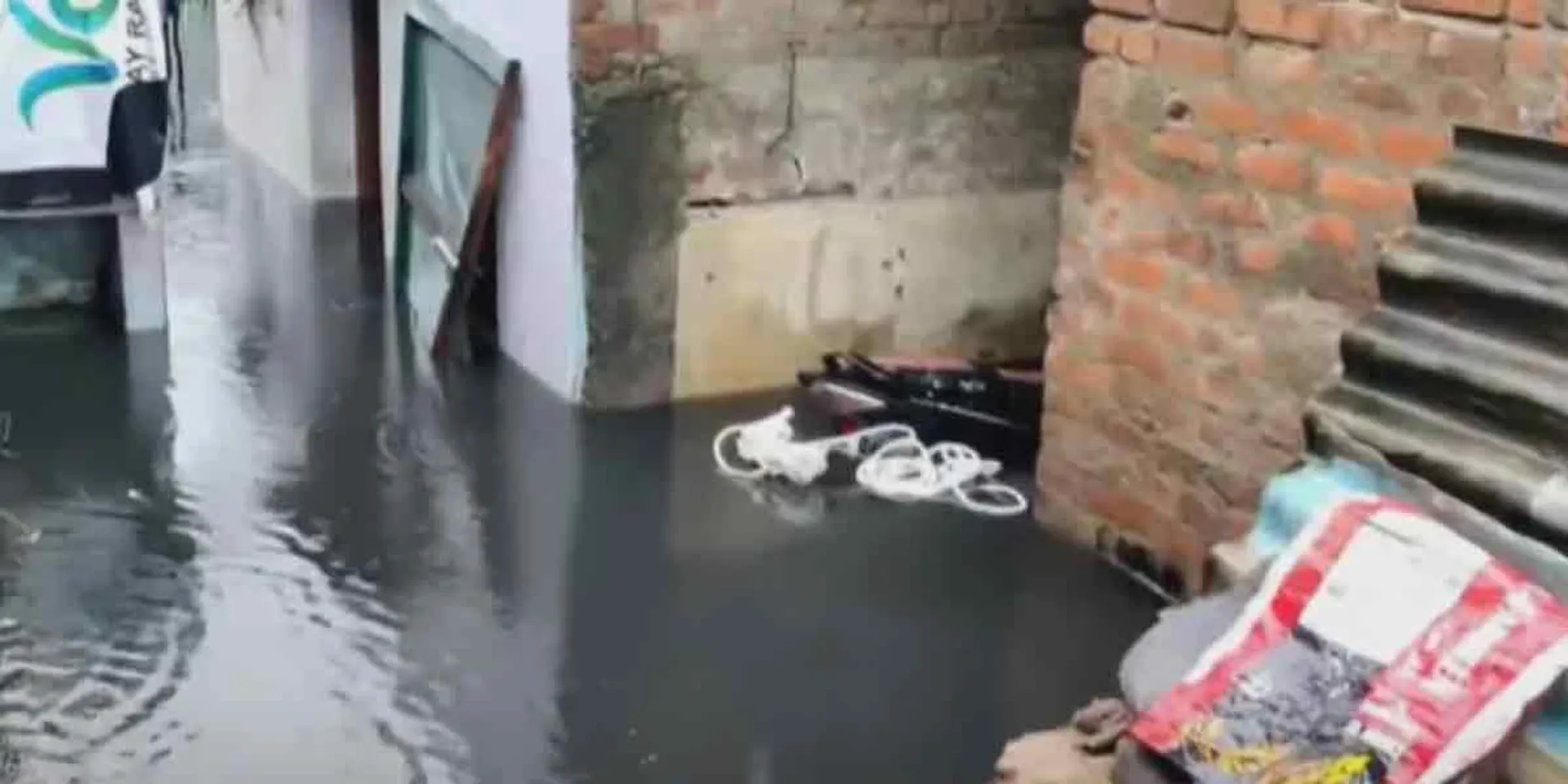  Waste water mixed with rainwater flood ... People blame municipal employees!