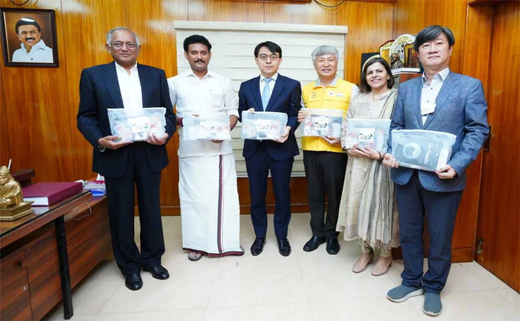 Embassy of the Republic of Korea meets the Minister and presents a package containing Govt-19 anti-personnel equipment!