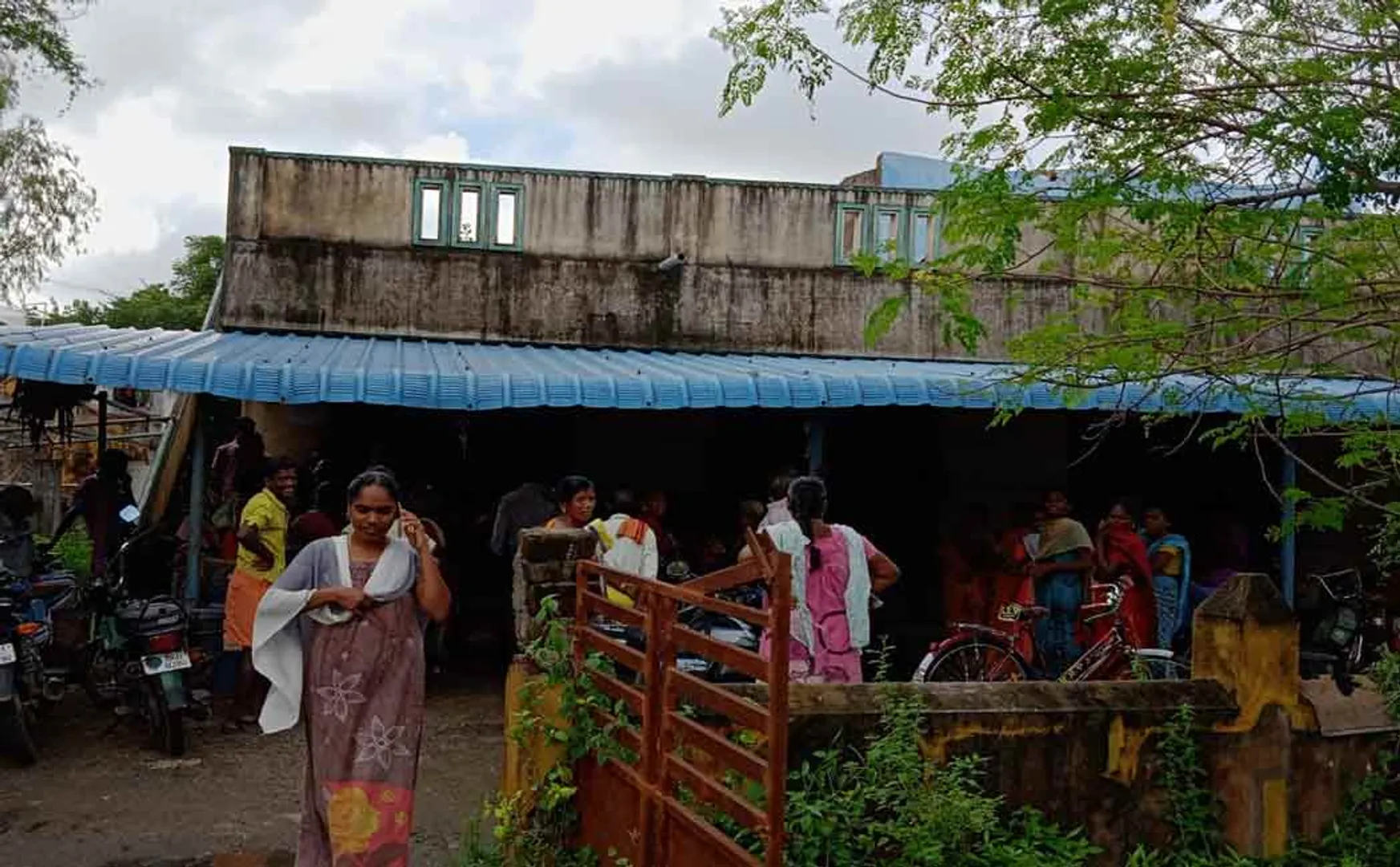 the public who besieged the ration shop