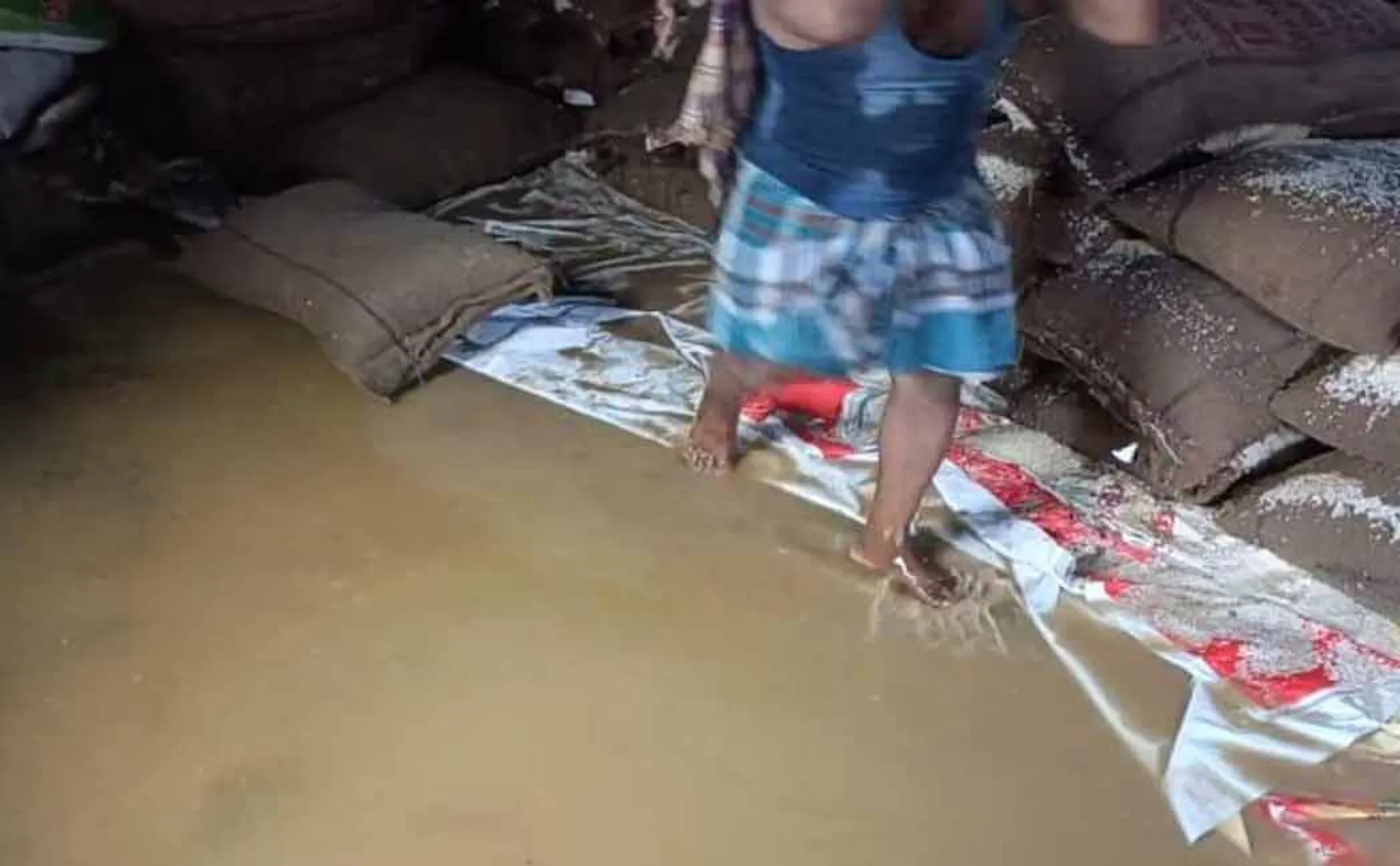 Flood water entering ration shop! 7 tons of waste rice!