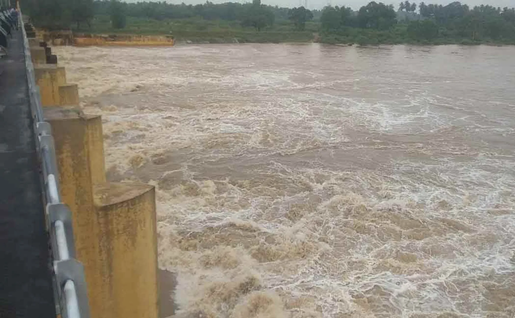 Incidents of being swept away by the continuing floods due to the continuous heavy rains