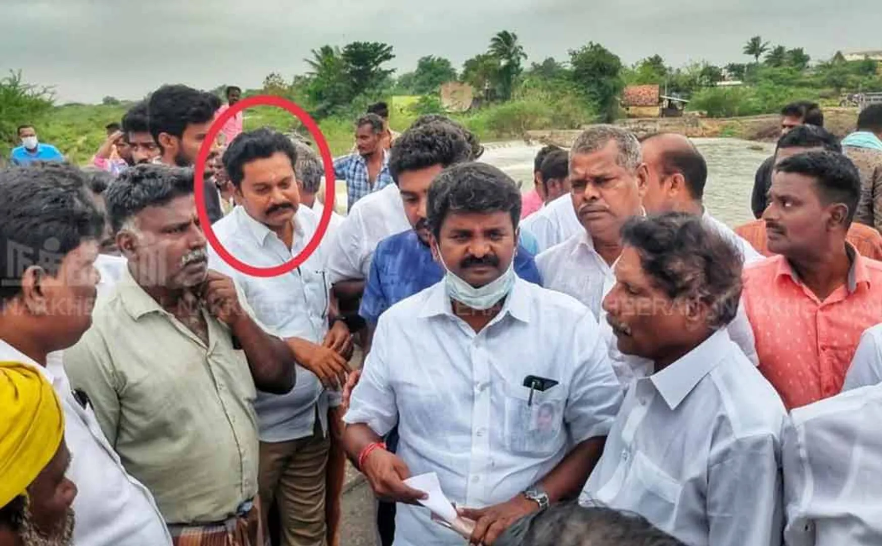 AMMK Memeber who hit ADMK IT wing executive!