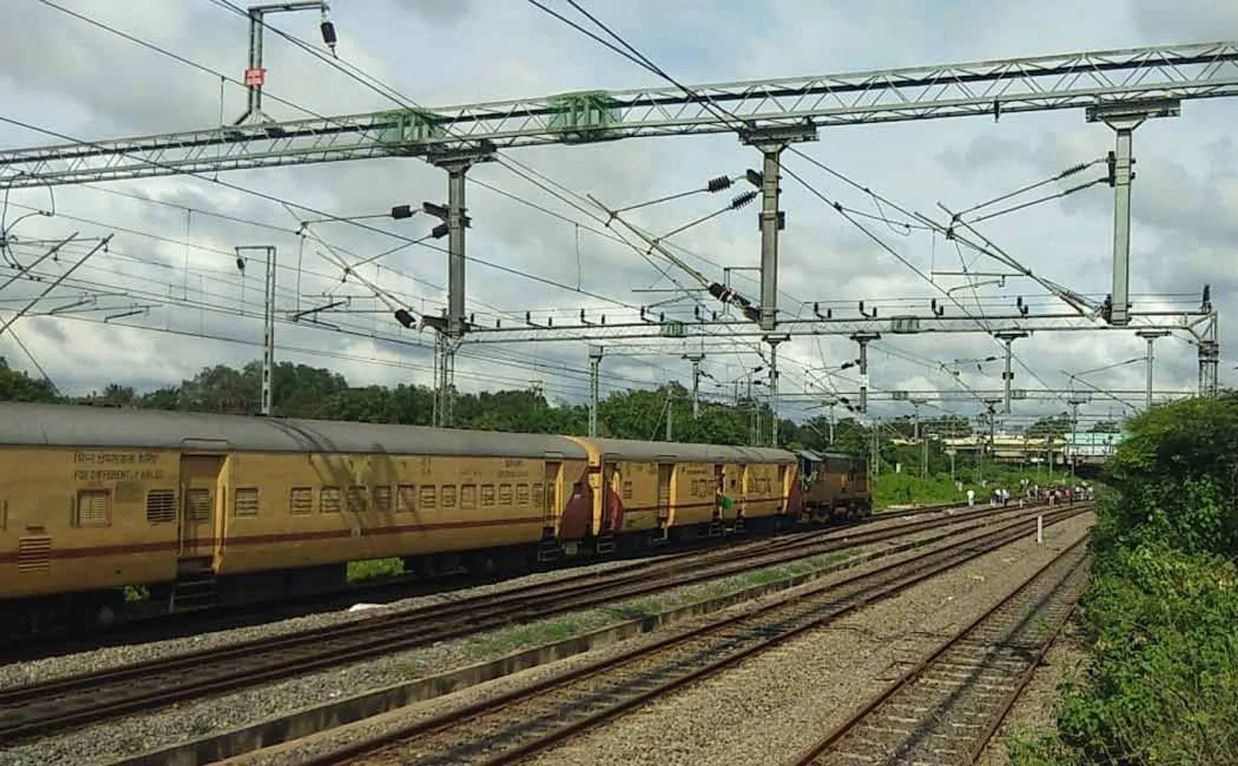Cracks in the rails! Train crashes near Trichy