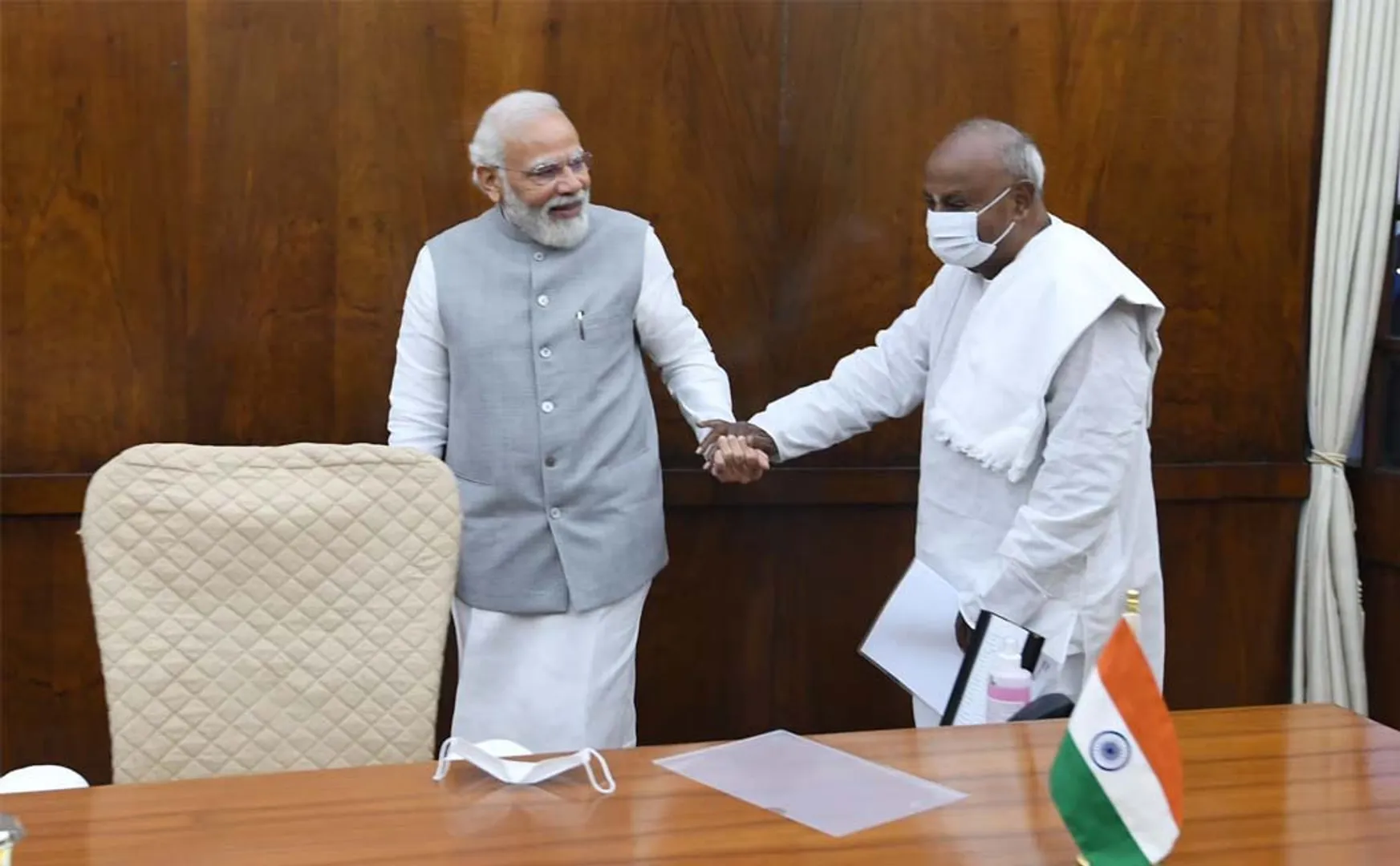 Prime Minister Narendra Modi who took the former Prime Minister by the hand! (Pictures)