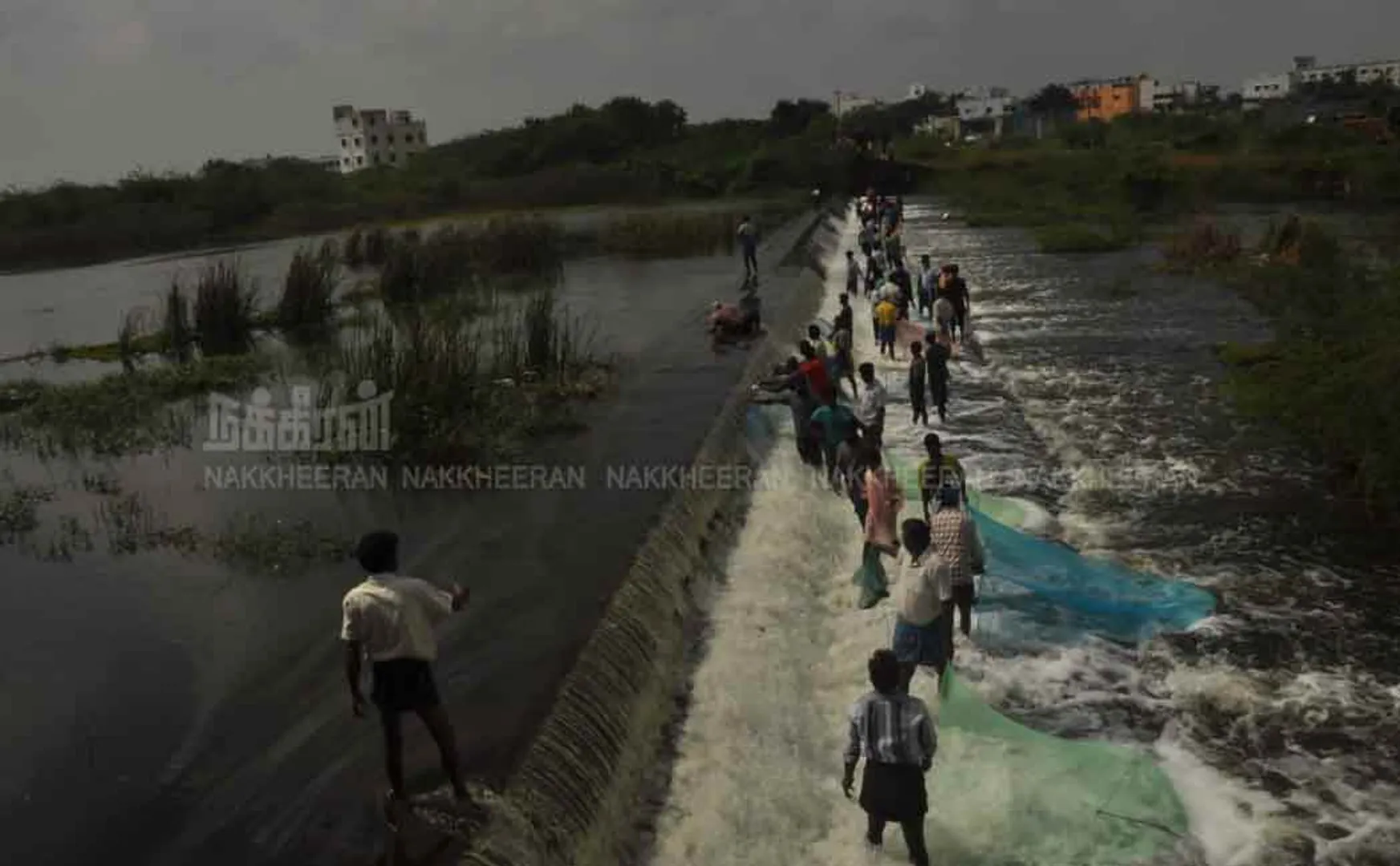  People fishing in the lake
