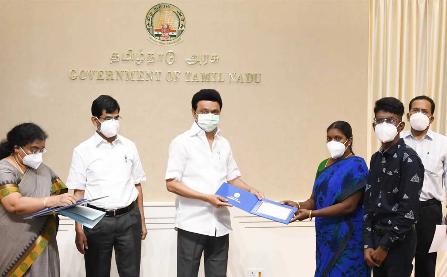 Chief Minister provides relief funds to the families of martyred soldiers! (Pictures)