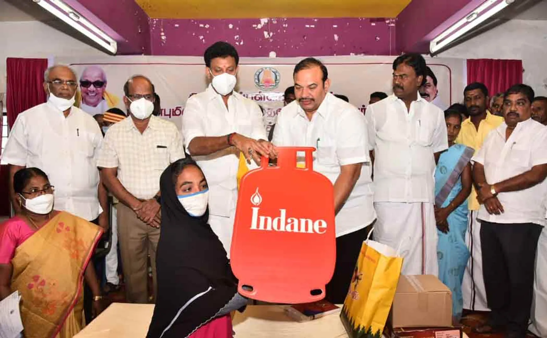 Minister Anil Mahesh provides welfare assistance to 433 families
