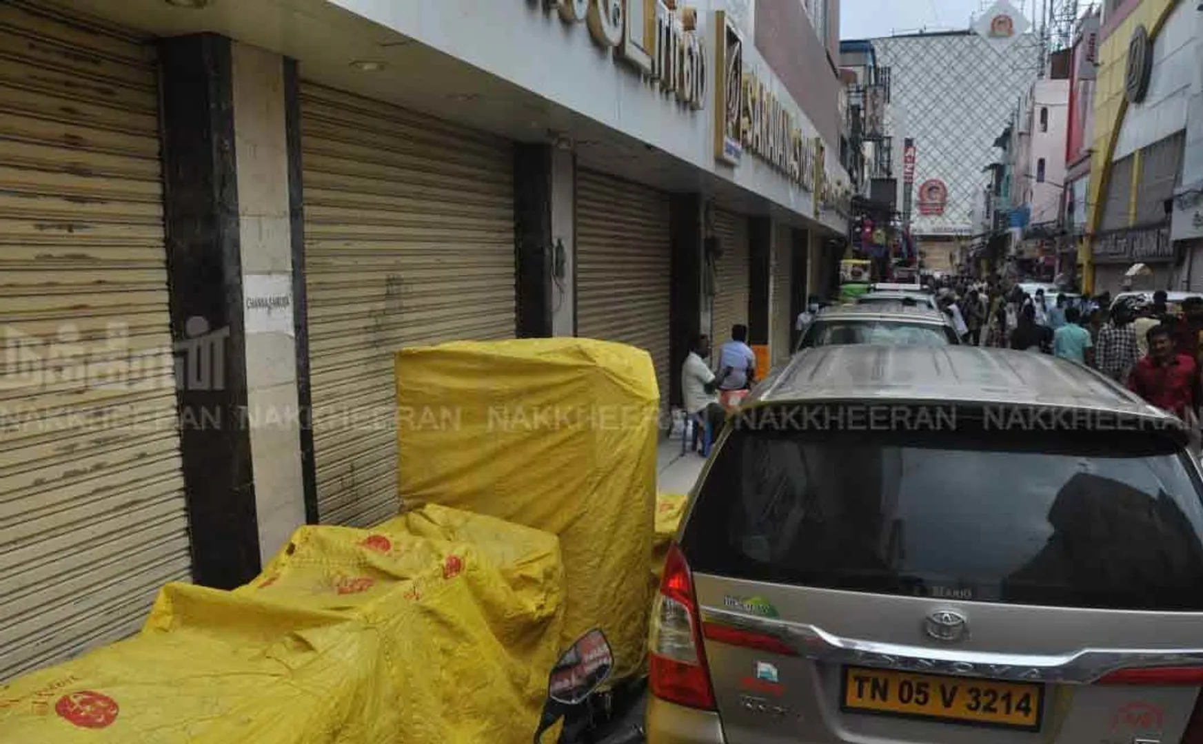 Income tax department raid at Saravana stores