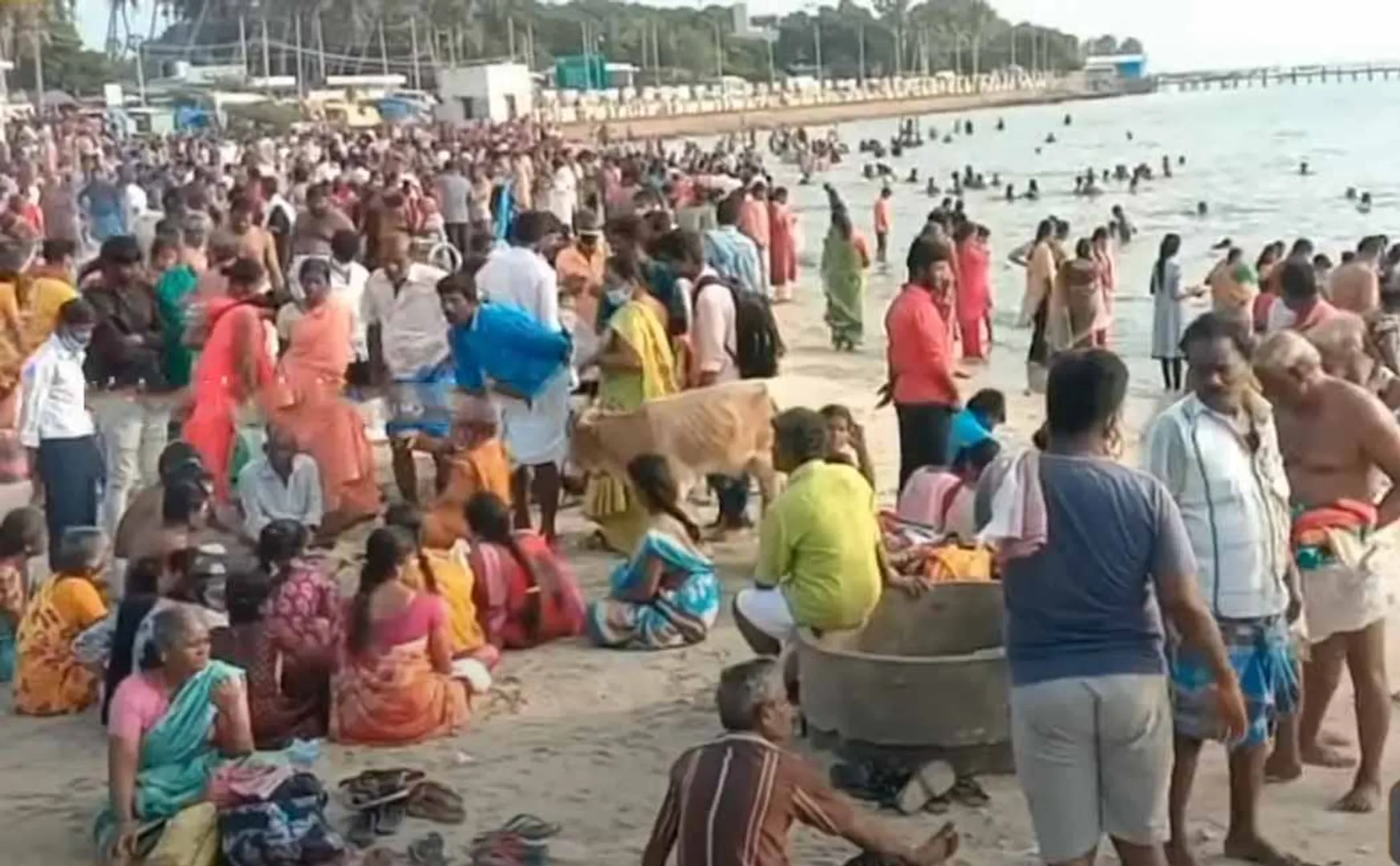 People bathing in the Agni Tirtha on the occasion of the new moon of Karthika!