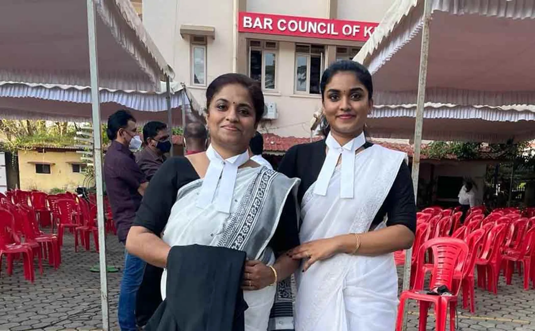 Kerala alupuzha woman and her daughter got LLB Degree at same time 