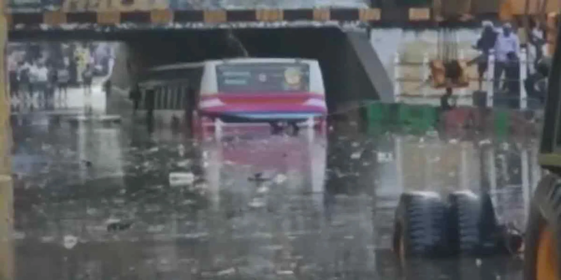 Two hours of heavy rain ... Bus caught in flood water!