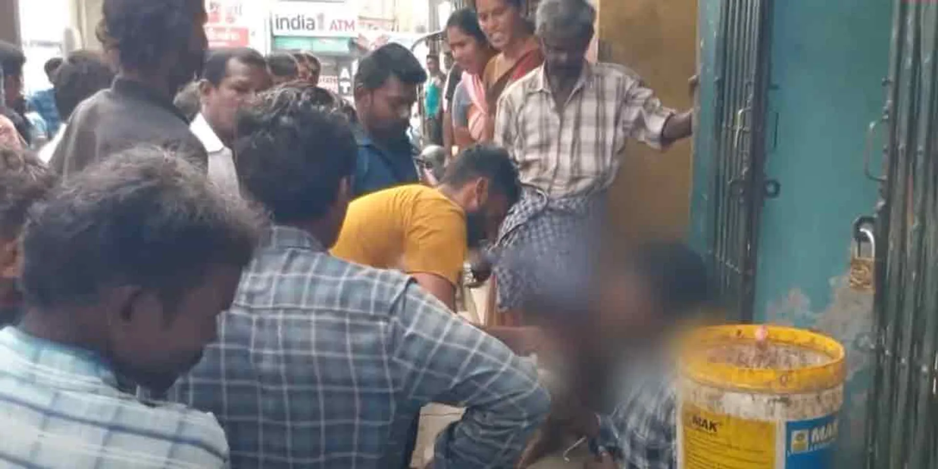 Theft caused by hunger ... The public who gave tea and advice to the young man who cried!