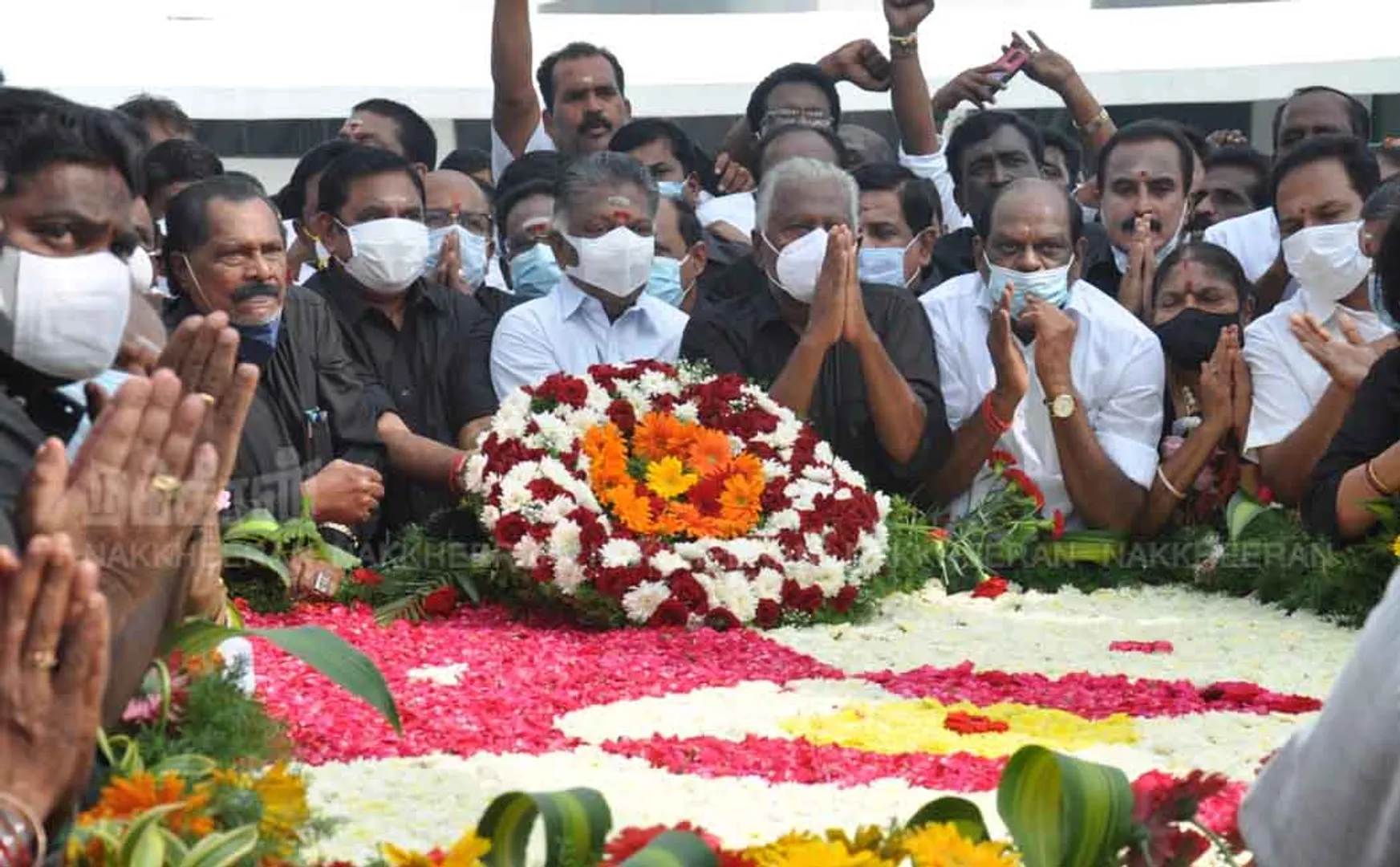 O. Panneerselvam, Edappadi Palanisamy honored at Jayalalithaa Memorial! (Pictures)