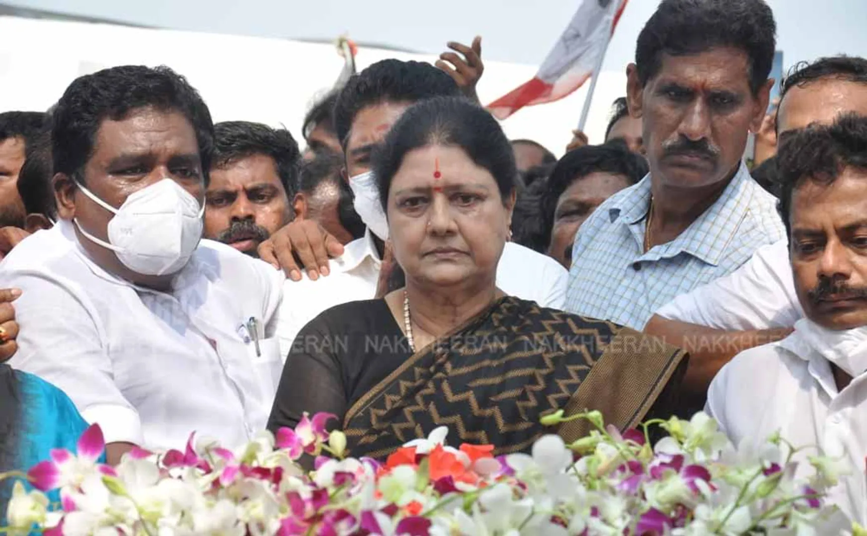 Sasikala tears at Jayalalithaa memorial (Pictures)