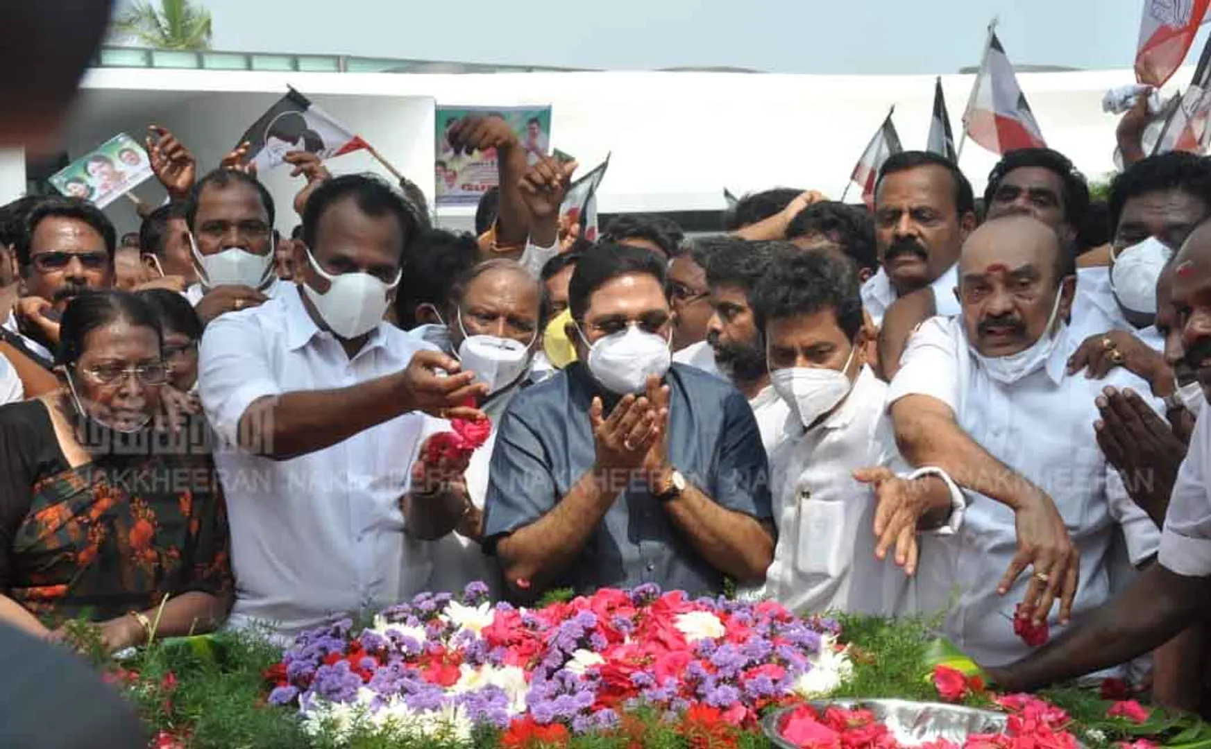 DTV Dinakaran honored at Jayalalithaa memorial! (Pictures)