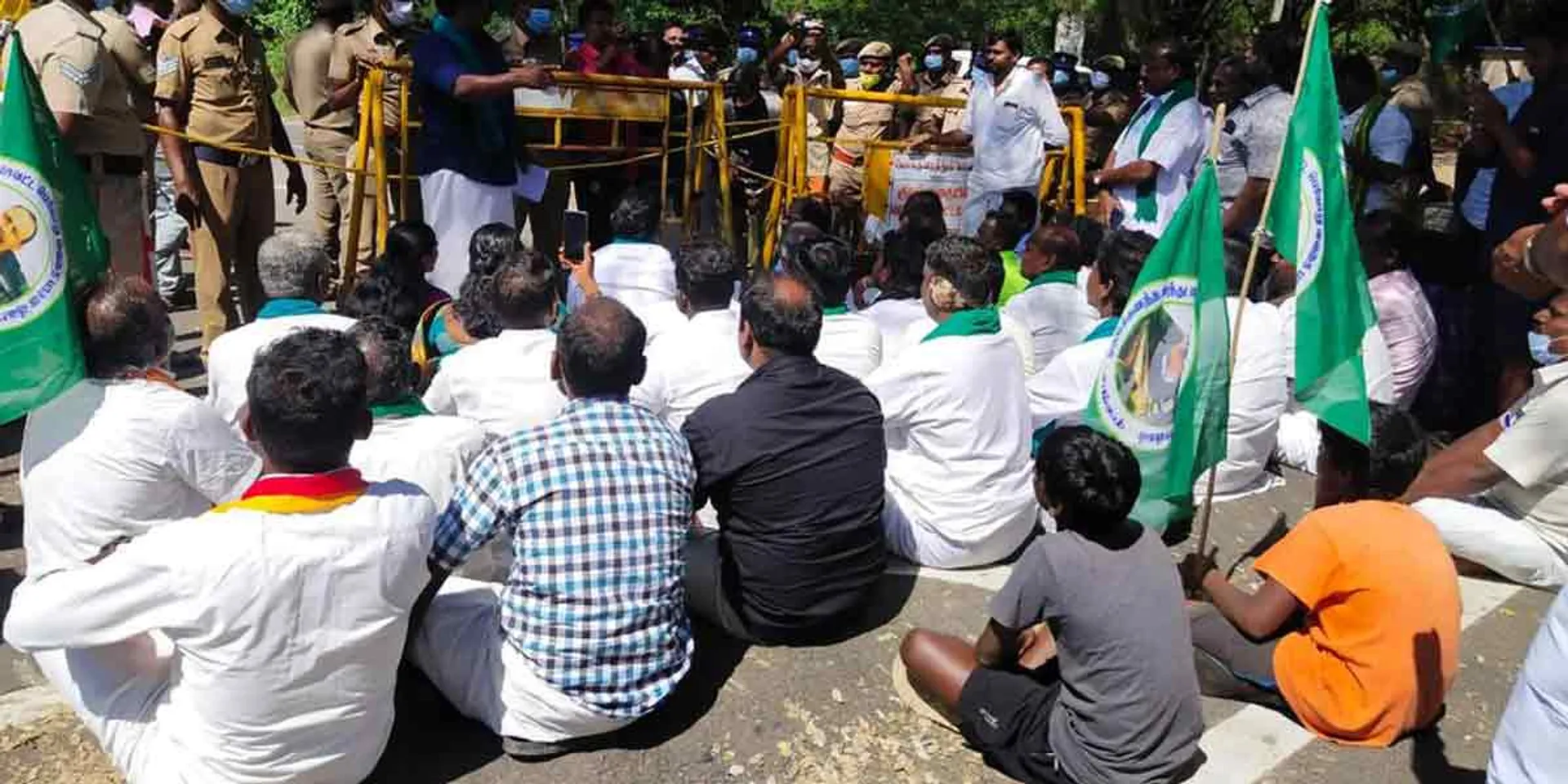 Farmers blockade of 5 districts on the Tamil Nadu-Kerala border for Mullai Periyar!