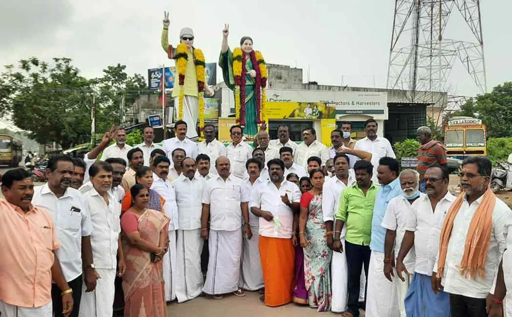 Shoes thrown at Edappadi Palanisamy's car ... MLA Pandian Demonstration!