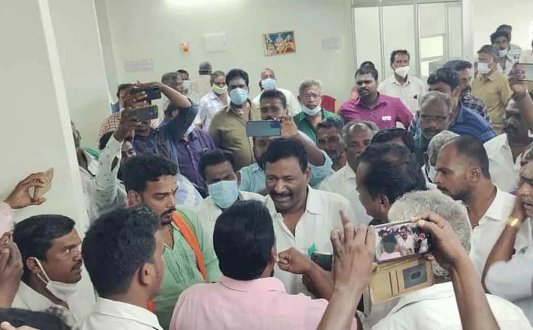 BJP executive opposes Congress leaders' picture in government office