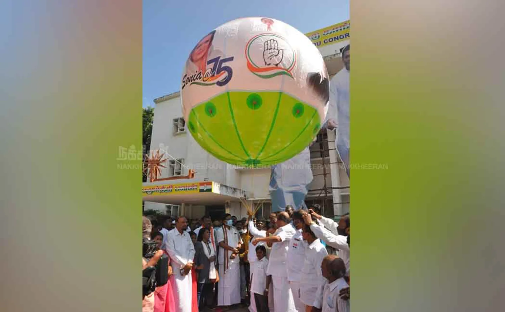 Sonia Gandhi's birthday! Giant balloon flown at Sathyamoorthy Bhavan!  