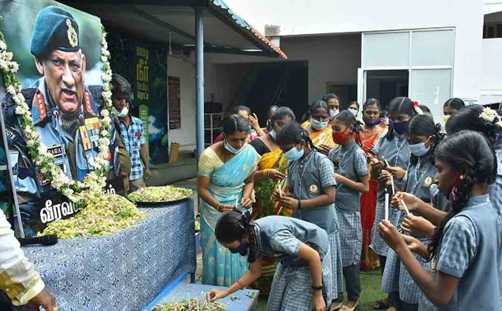 Schoolgirls pay floral tribute to Brigadier General bipin Rawat (Pictures)