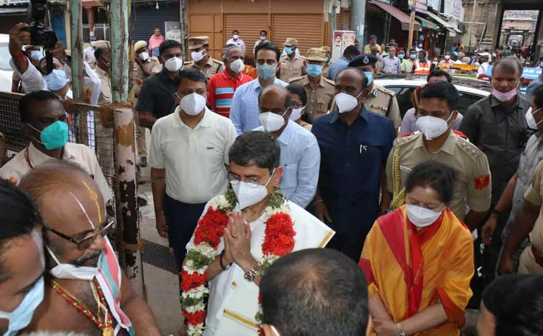 Welcome to the Governor wearing garland & chant Vedic mantras