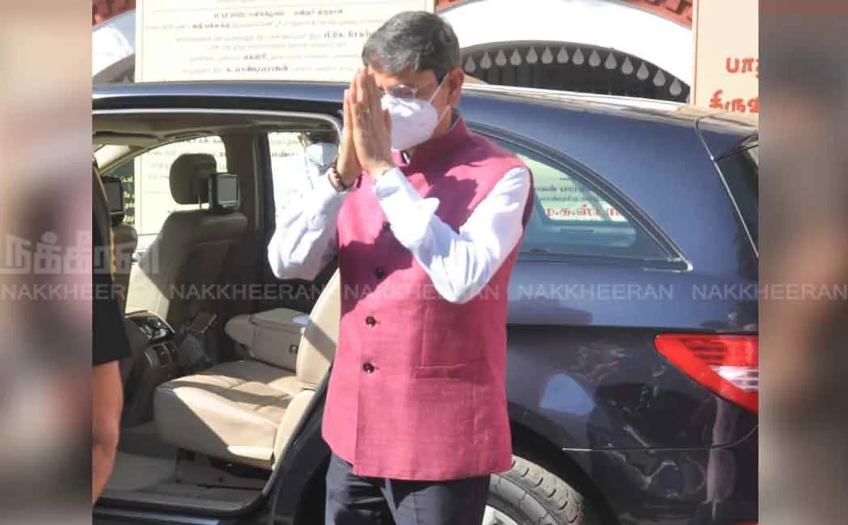 Governor pays homage to Bharathiyar statue by wearing garland