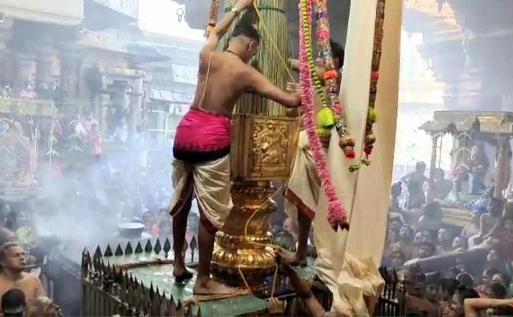 In chidambaram temple devotees are struggle to get inside 
