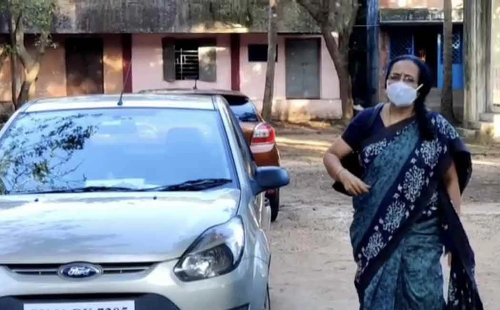 The head teacher who tried to escape with the students' laptops! Folding parents!