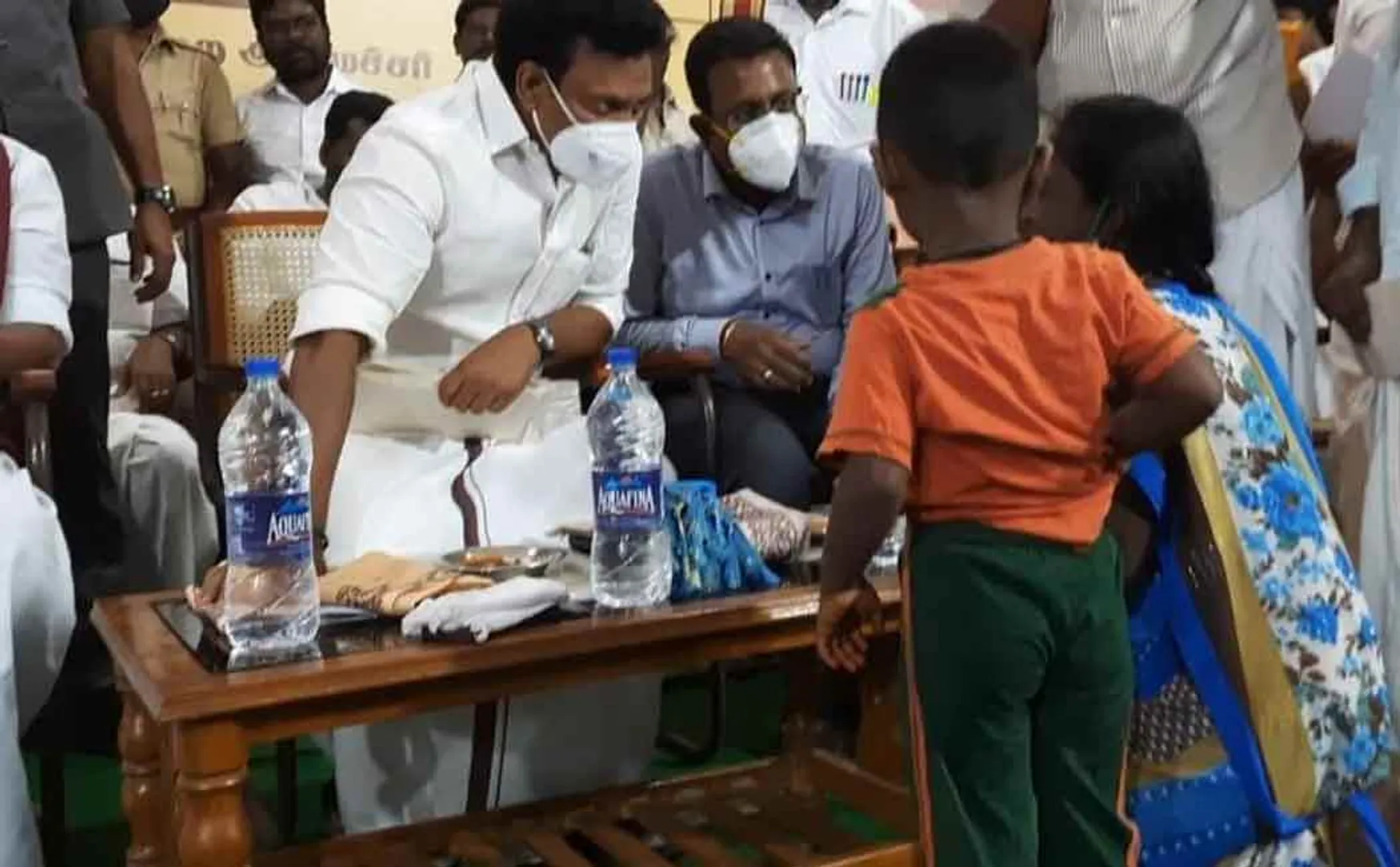 Minister Anbil Mahesh Poyyamozhi who order to Tanjore district collector to help woman 
