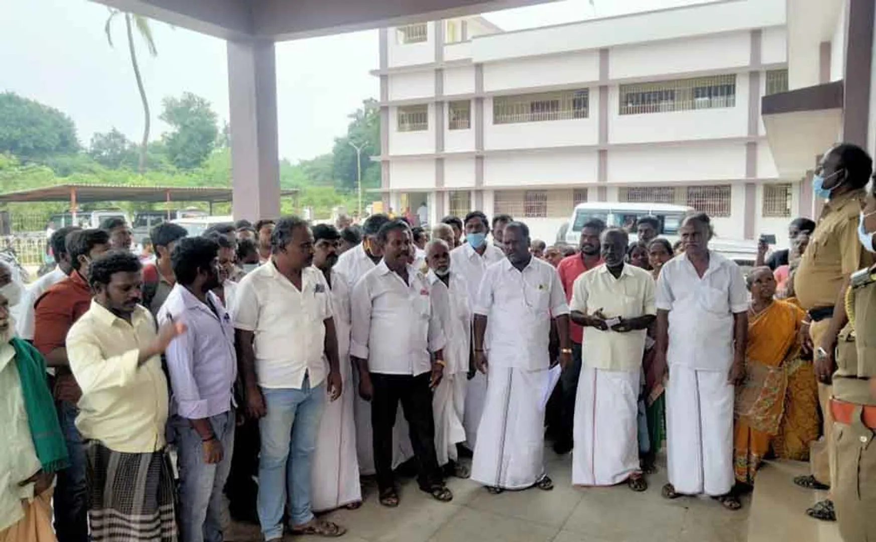 Attempt to acquire land for NLC ... Public besieging land acquisition office!