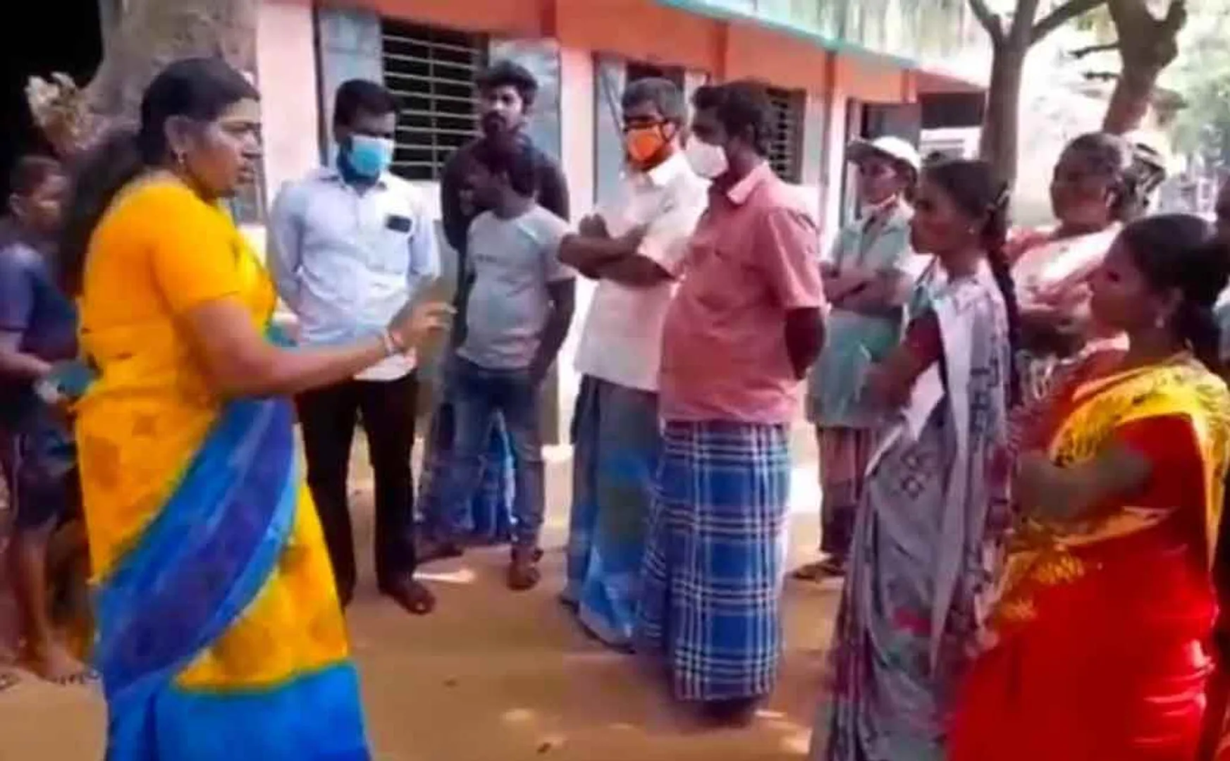 The teacher who made the students clean the toilet! Parents besieging the school !!