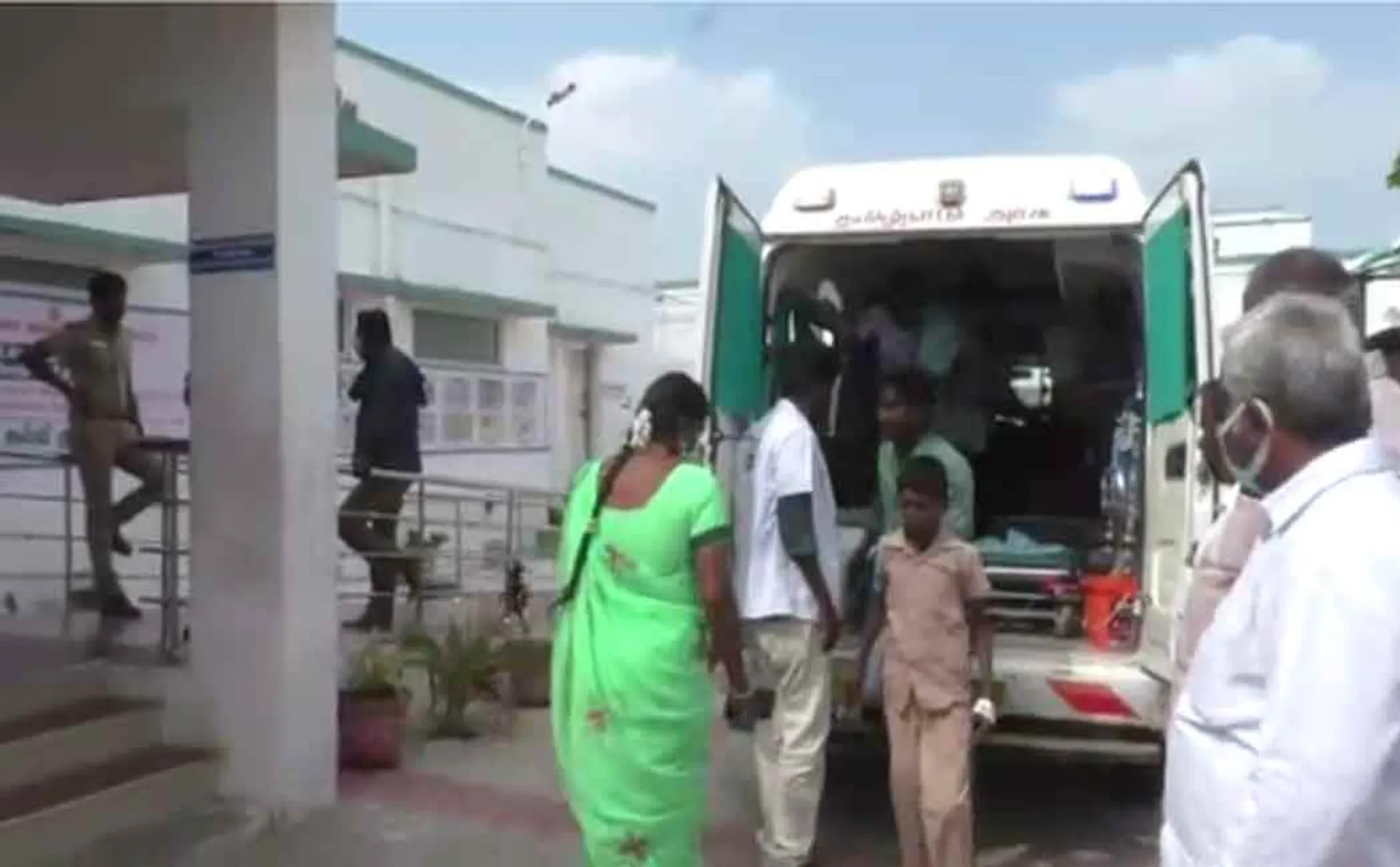 The student who went to the toilet was bitten by a snake