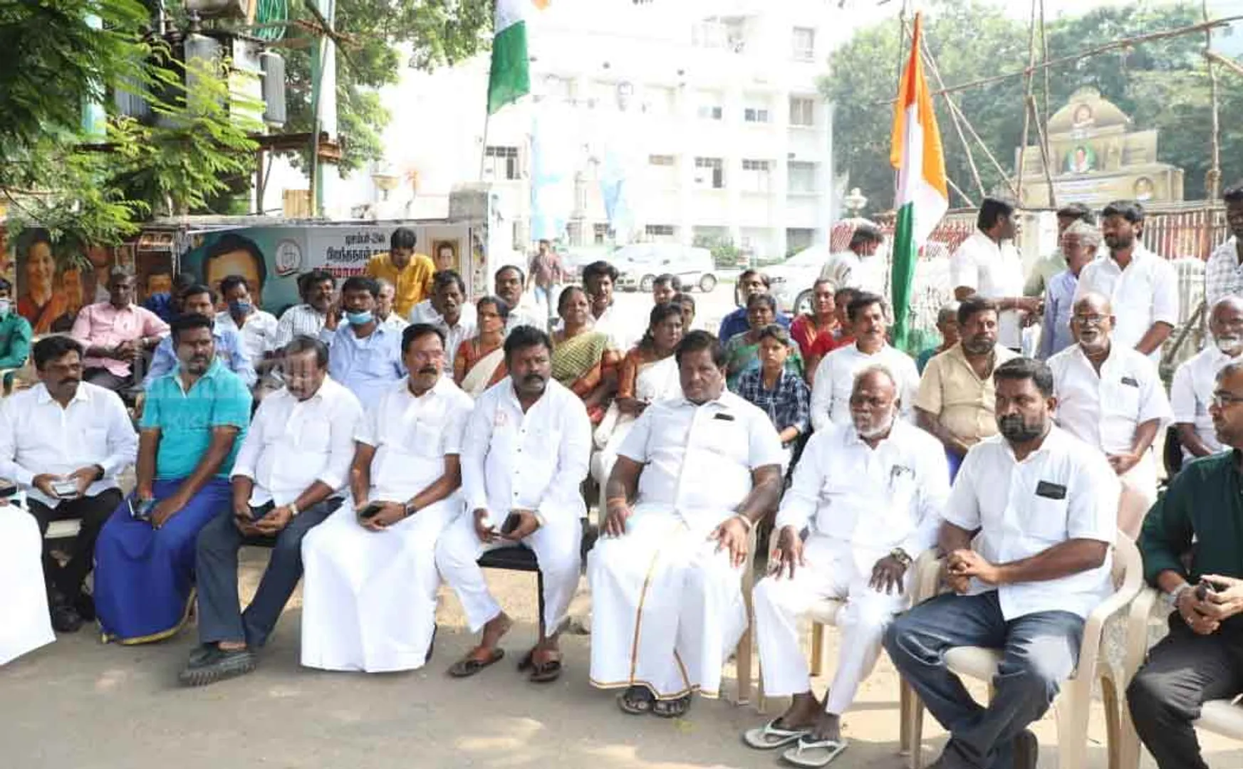 Congressmen suddenly gathered outside Sathyamoorthy Bhavan!