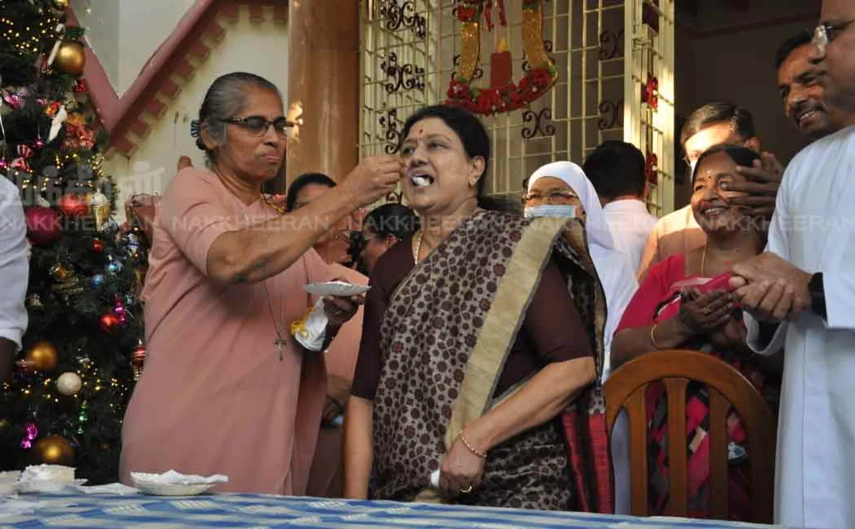 Sasikala celebrates Christmas at a old age home