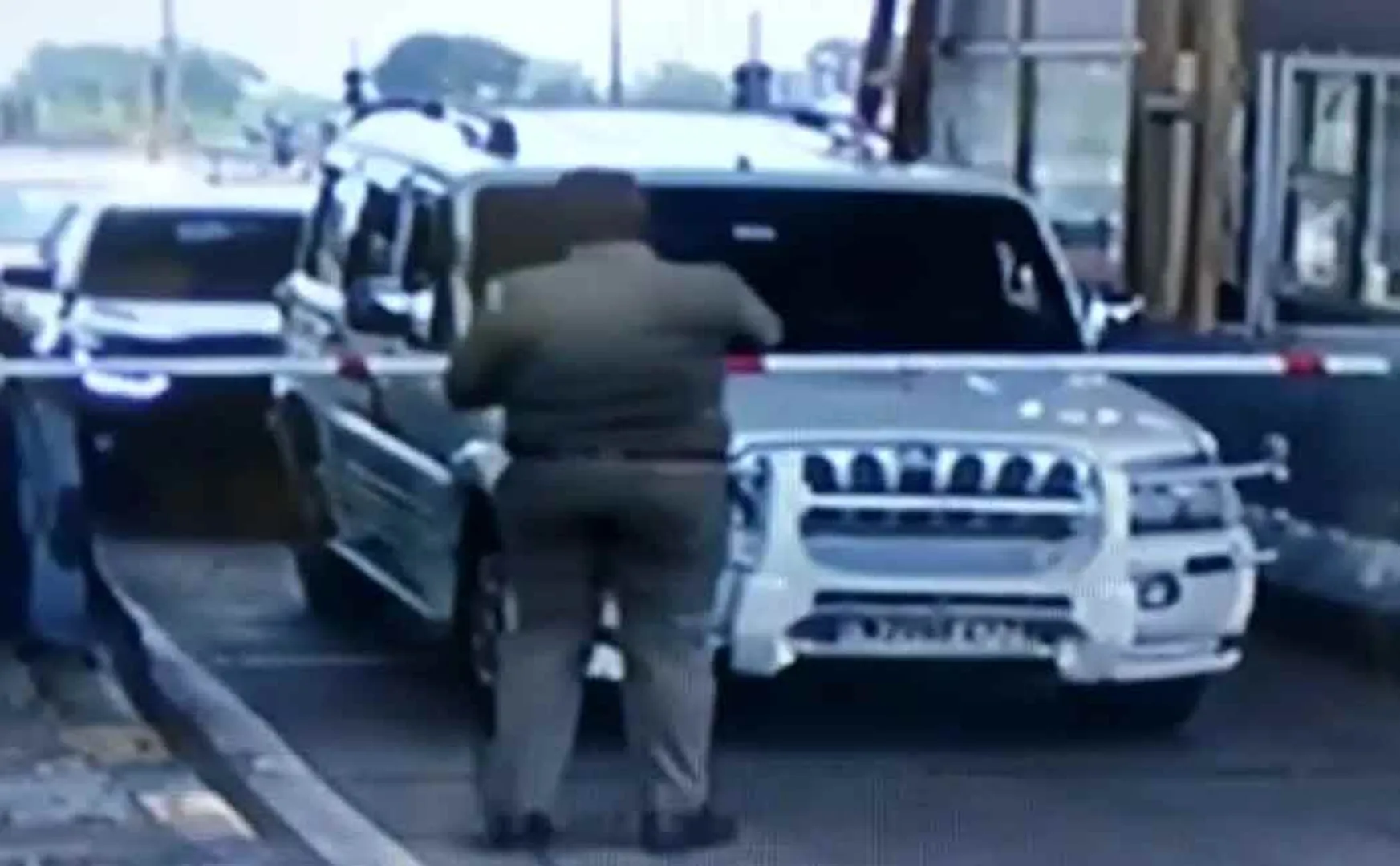 The car that crossed the block .. Injured SI! 