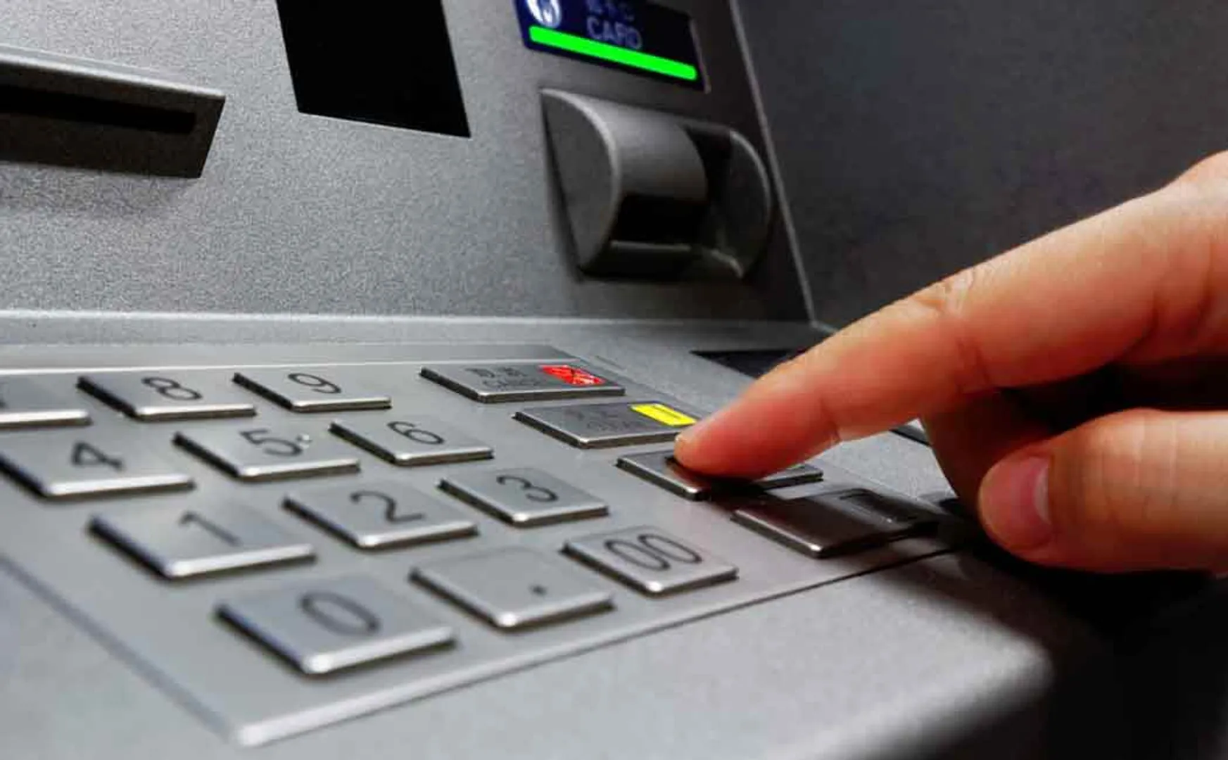 College student deceived by ATM  robber!