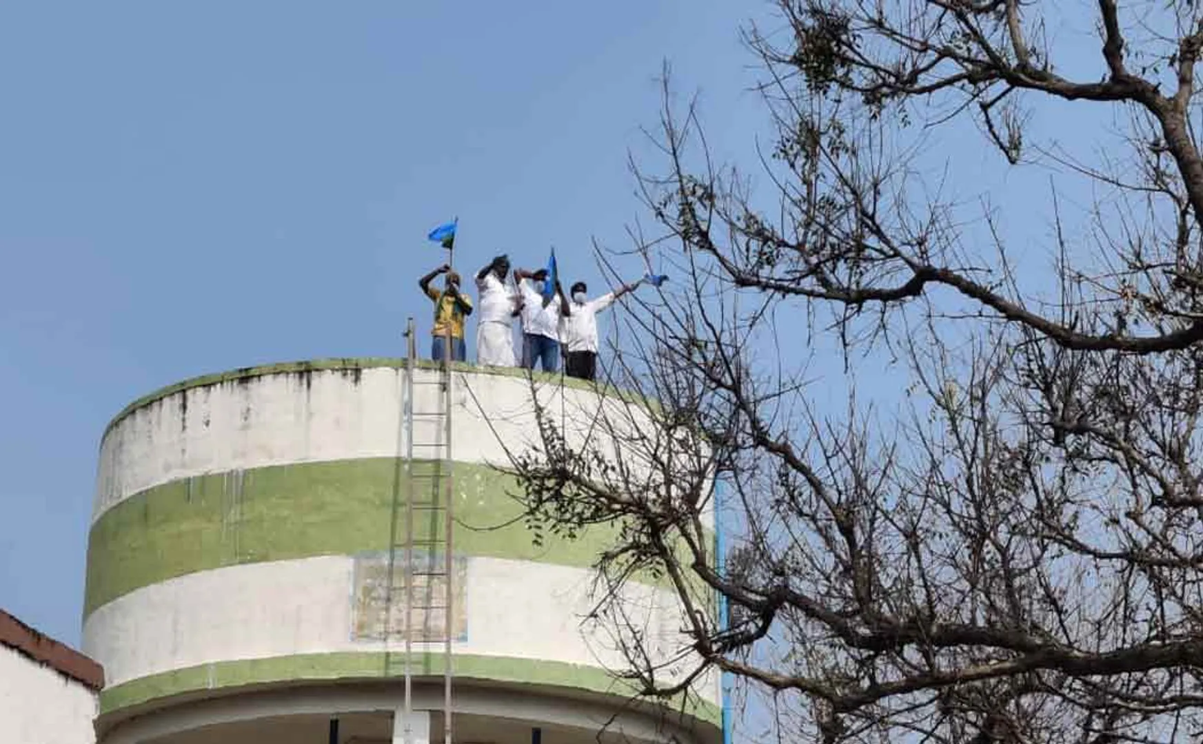 Collector-led grievance meeting ... Farmers protest by climbing into the reservoir