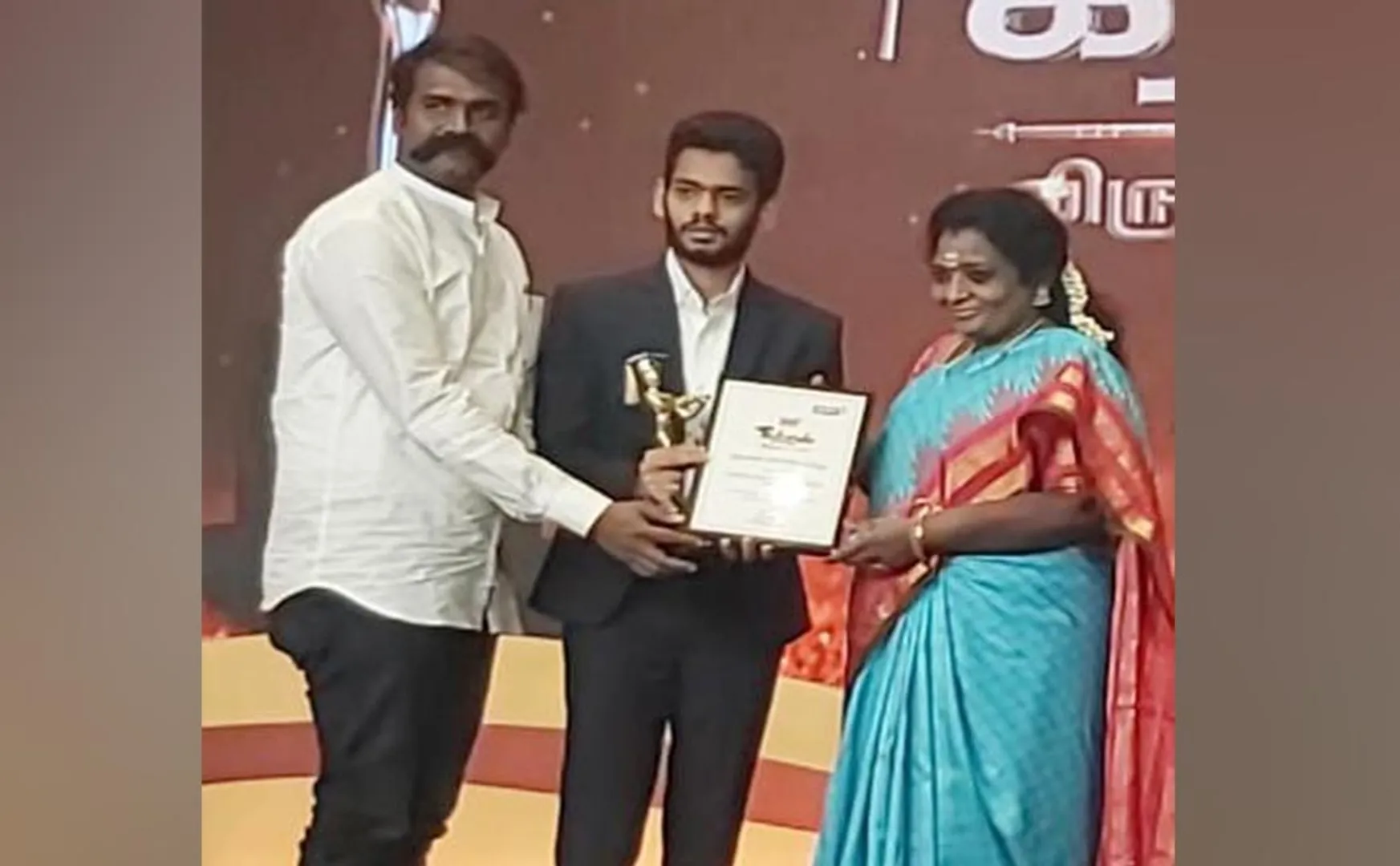 Governor presents award to Pushkaram Agricultural College
