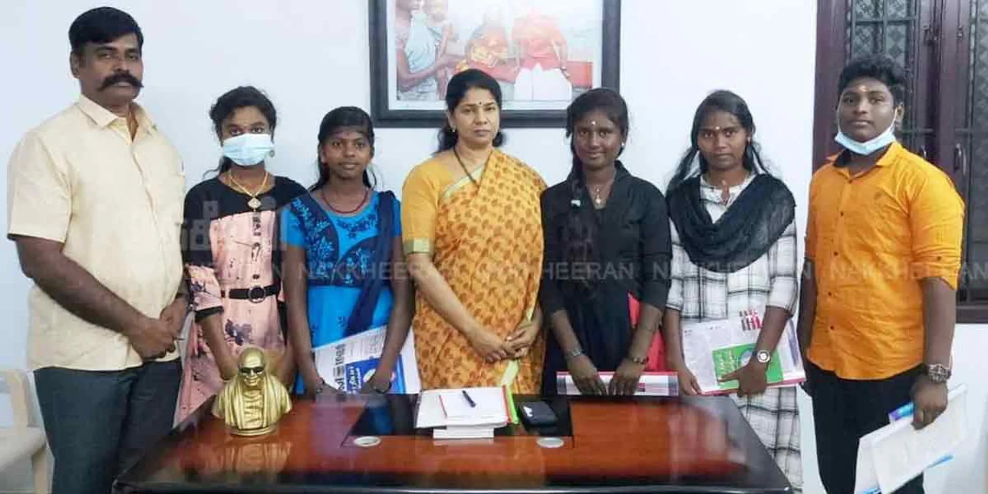 Nakkeeran News ... Kanimozhi MP who met the archeology students and presented them with gifts