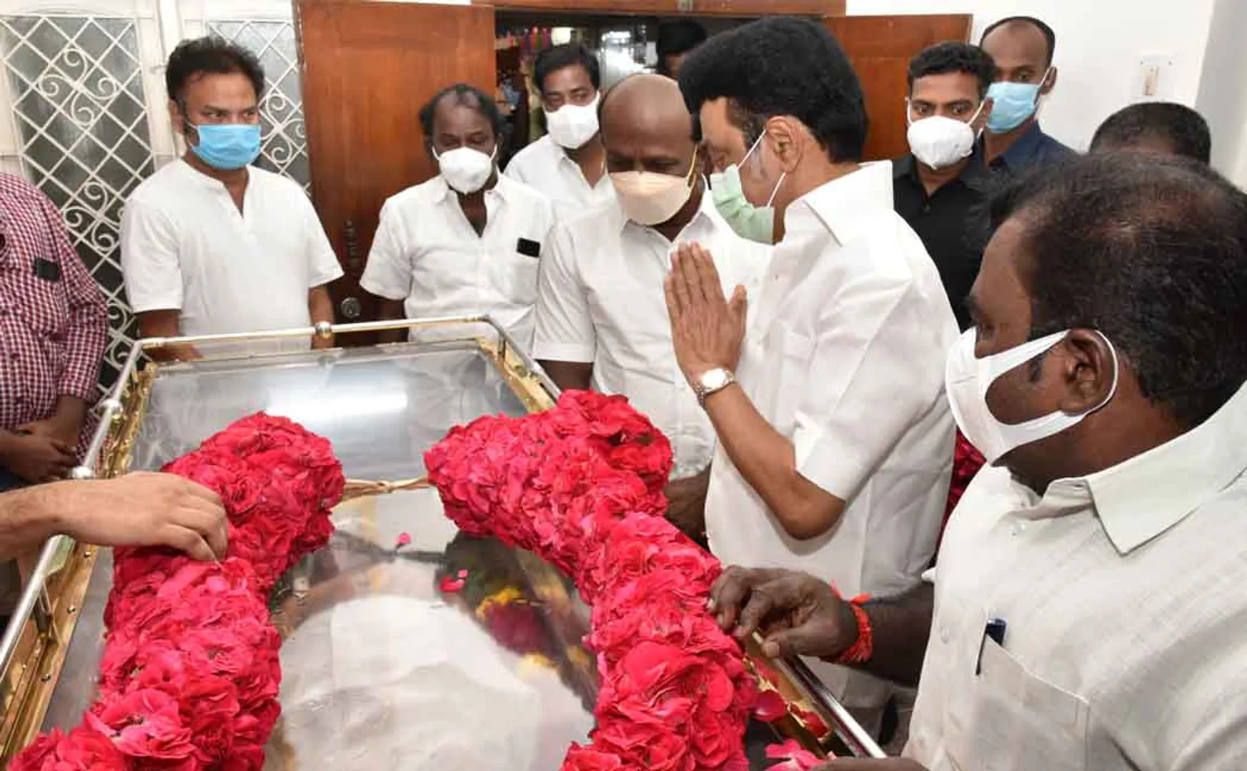 Chief Minister pays homage to Manika Vinayagam's body!