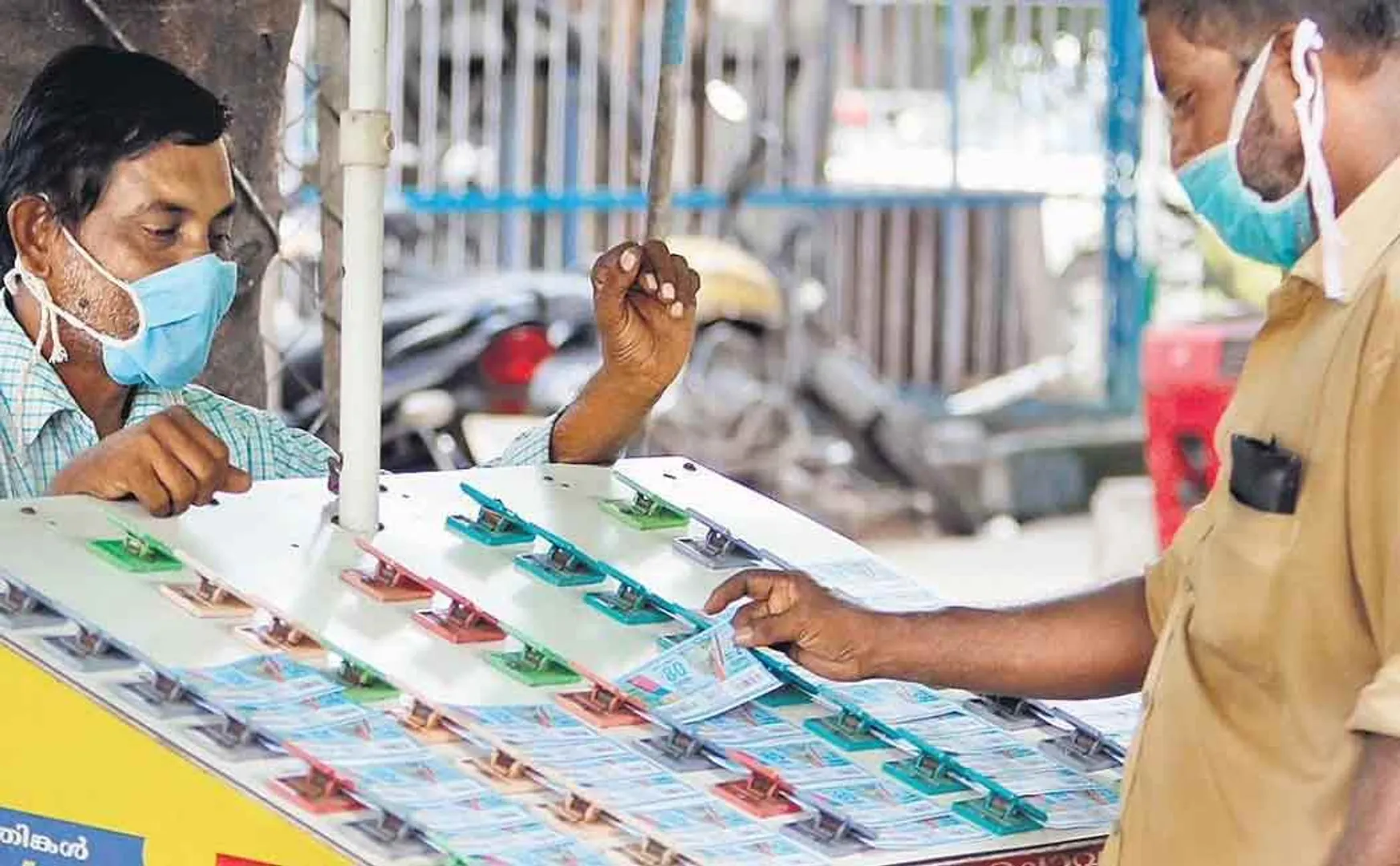 police arrested those who involved in lottery selling