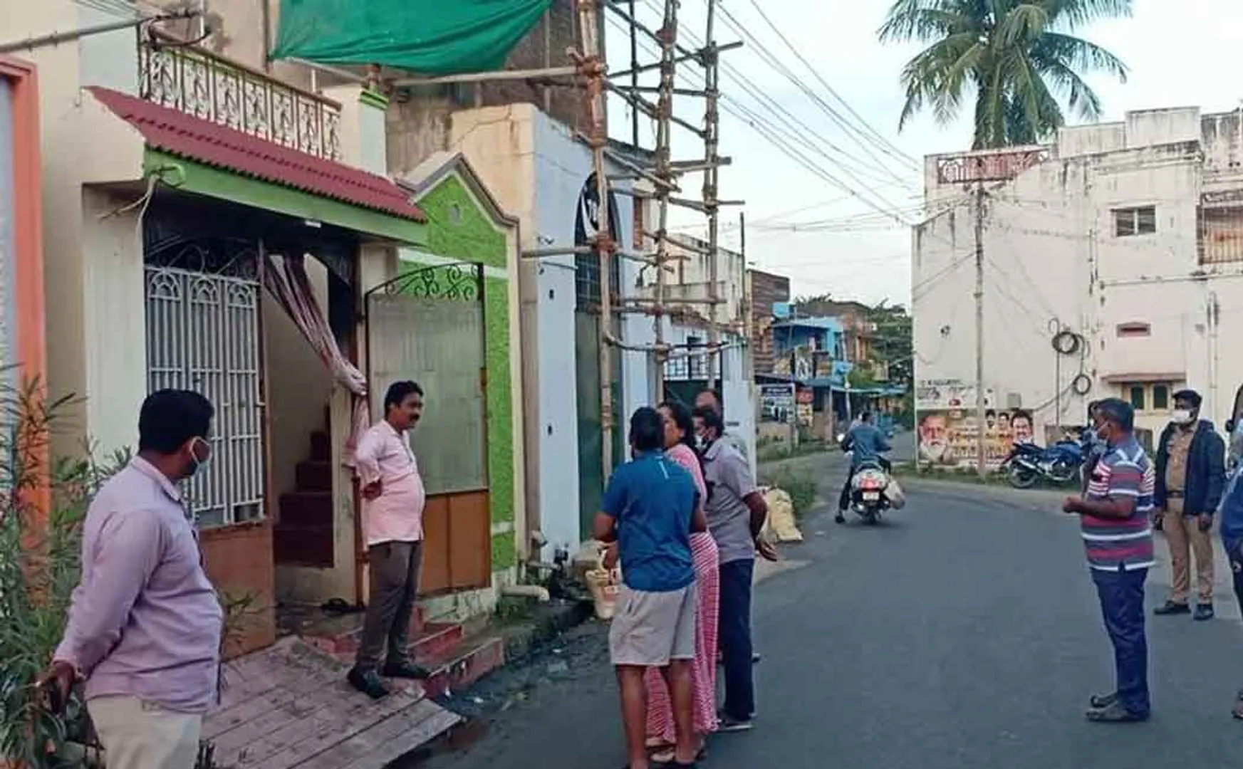 25 pound jewelry robbery! Fire robbers to hide traces!