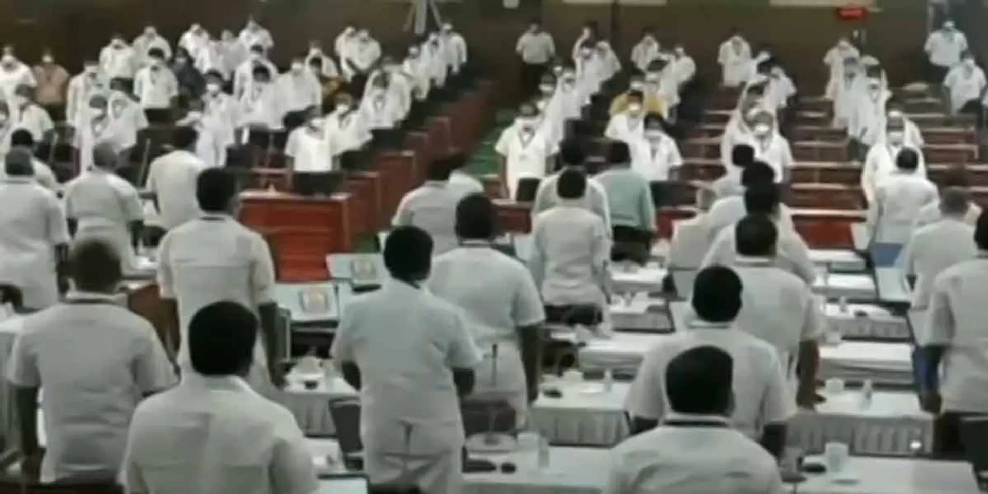 The meeting of the first legislature of the year started with a Tamil Thai greeting!
