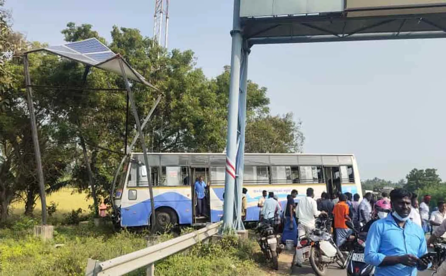 Three vehicles get accident while in a snake crossed